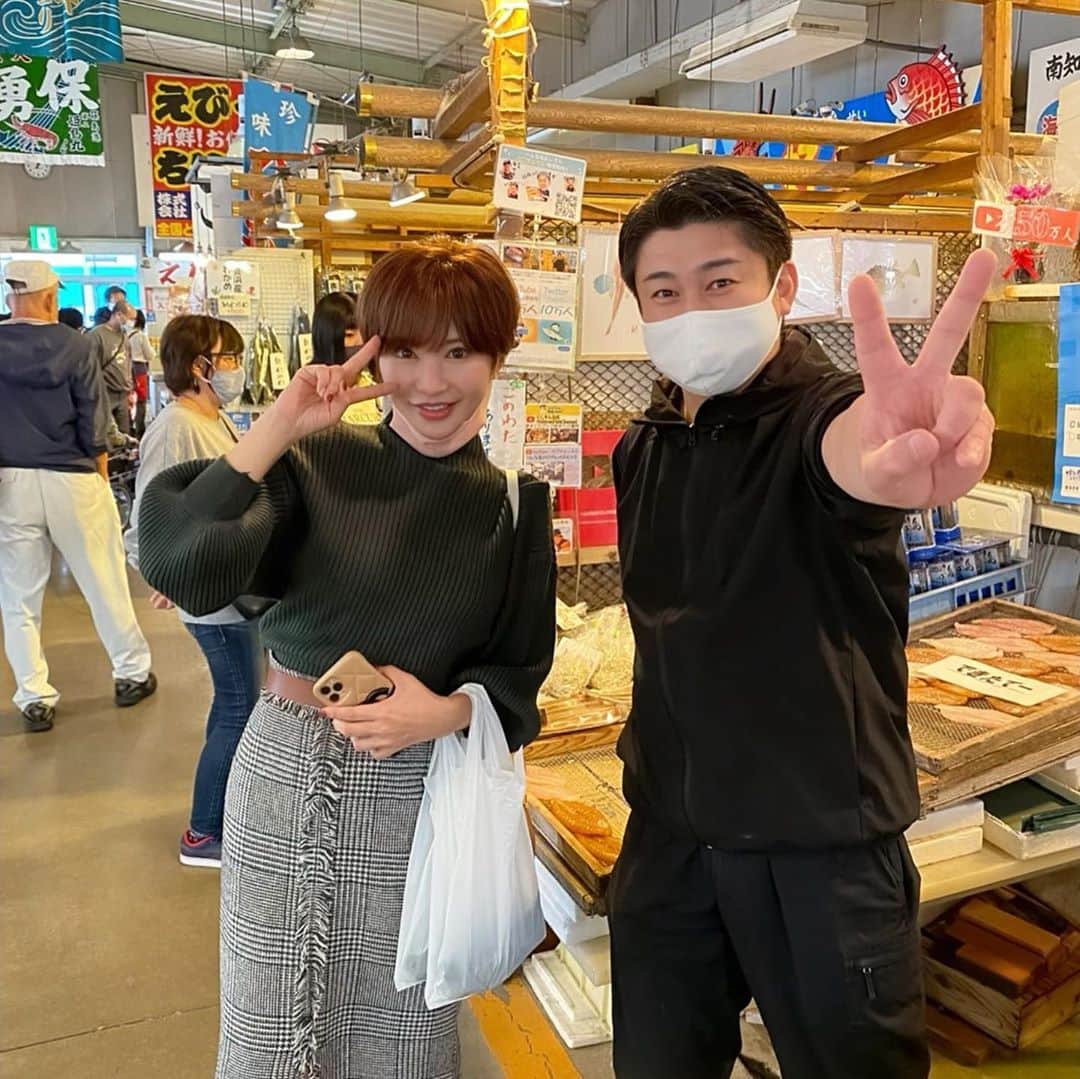 里美ゆりあのインスタグラム：「@_sakana_ojisan  に逢いに名古屋へ！！😋  ふぐとあなごの干物や明太子や縮緬雑魚や数の子を購入😋  隣のお店の丸勘商店のお兄さんともパチリ😉  帰宅して食べるの楽しみ♪♬  日本一美味しかった魚を聞けたから YouTubeアップしたら観てね💕  お忙しい中対応して頂きありがとうございました😊  #YouTube #youtuber  #へんな魚おじさん  #里美ゆりあ」