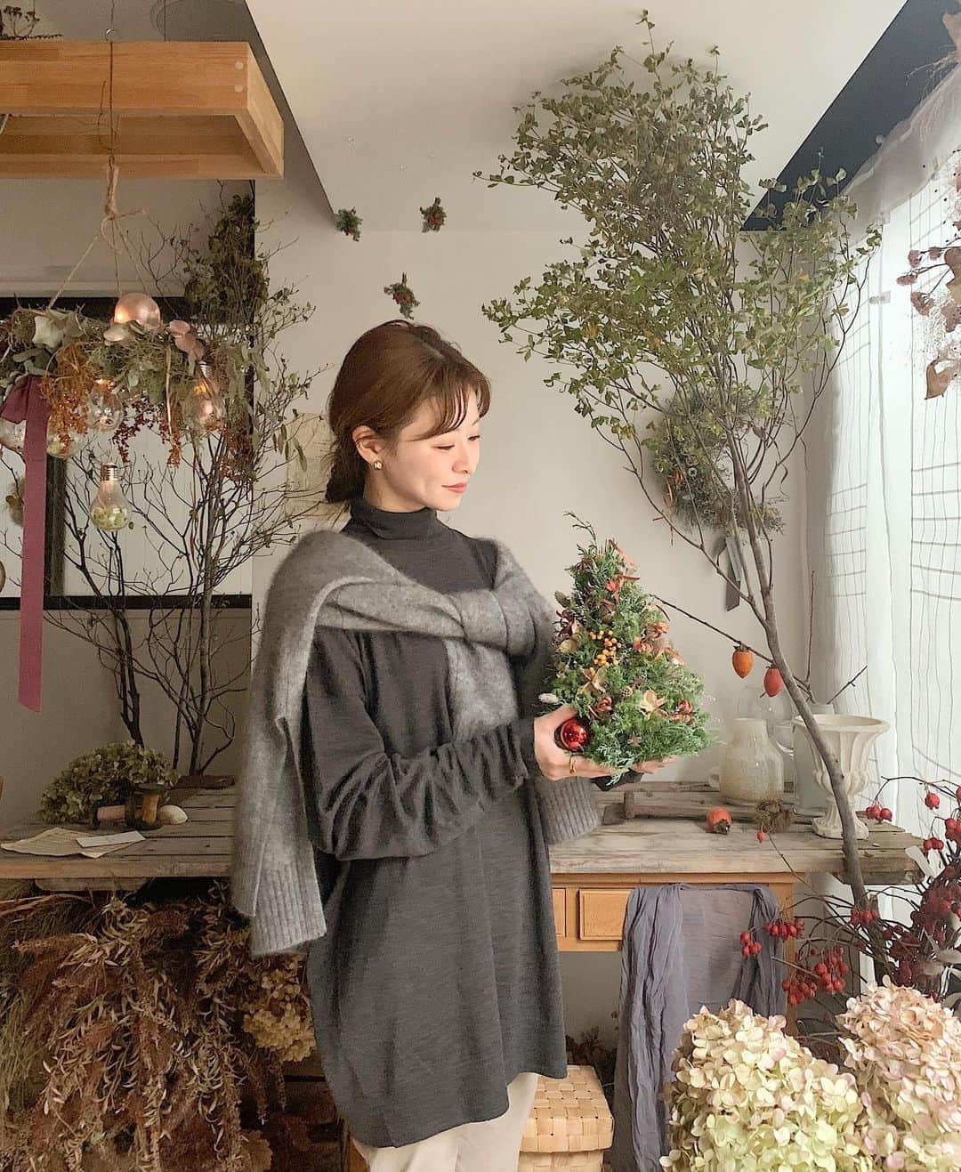 工藤はるかさんのインスタグラム写真 - (工藤はるかInstagram)「今月のお花教室はツリー🎄でした♡  昨年も作ったこのミニツリー、 サイズ感がちょうどよくて飾りやすい🌛  今年は昨年とは少し違った雰囲気で、 これもすごく可愛い🩰  さっそく玄関の棚に飾ってみました。 @marronpapier_jp に通い始めてから お家の中でもちゃんと季節を感じられて QOLが向上しました。🙌🏻  楽しくて優しくて、 先生といつもついつい話しすぎてしまう🤭🤍」10月24日 15時40分 - har_326