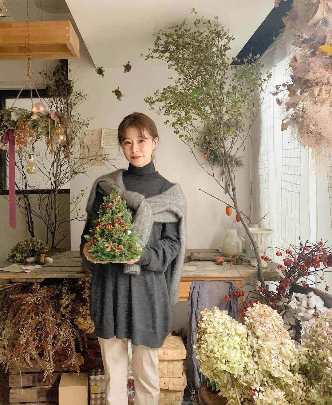 工藤はるかさんのインスタグラム写真 - (工藤はるかInstagram)「今月のお花教室はツリー🎄でした♡  昨年も作ったこのミニツリー、 サイズ感がちょうどよくて飾りやすい🌛  今年は昨年とは少し違った雰囲気で、 これもすごく可愛い🩰  さっそく玄関の棚に飾ってみました。 @marronpapier_jp に通い始めてから お家の中でもちゃんと季節を感じられて QOLが向上しました。🙌🏻  楽しくて優しくて、 先生といつもついつい話しすぎてしまう🤭🤍」10月24日 15時40分 - har_326