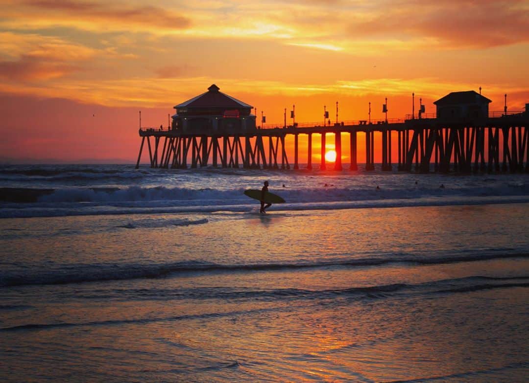 カリフォルニアスタイルのインスタグラム：「Sunset from Huntington Beach. See you tomorrow‼️  @shorebreakresort #californiastyle #california #huntingtonbeach #socal #coastal #surfcity #pier #sunset #surf #surfer #surfergirl #lightningmagazine #lightningjapan #カリフォルニアスタイル #カリフォルニア #カリフォルニア生活 #カリフォルニアライフ #カリフォルニア工務店 #ライフスタイル #ライフスタイル不動産 #サーフィン #サーフィン女子 #サーフィンライフ #アメリカ #アメリカ生活 #アメリカ暮らし #波乗り #西海岸スタイル #海外生活 #サンセット」
