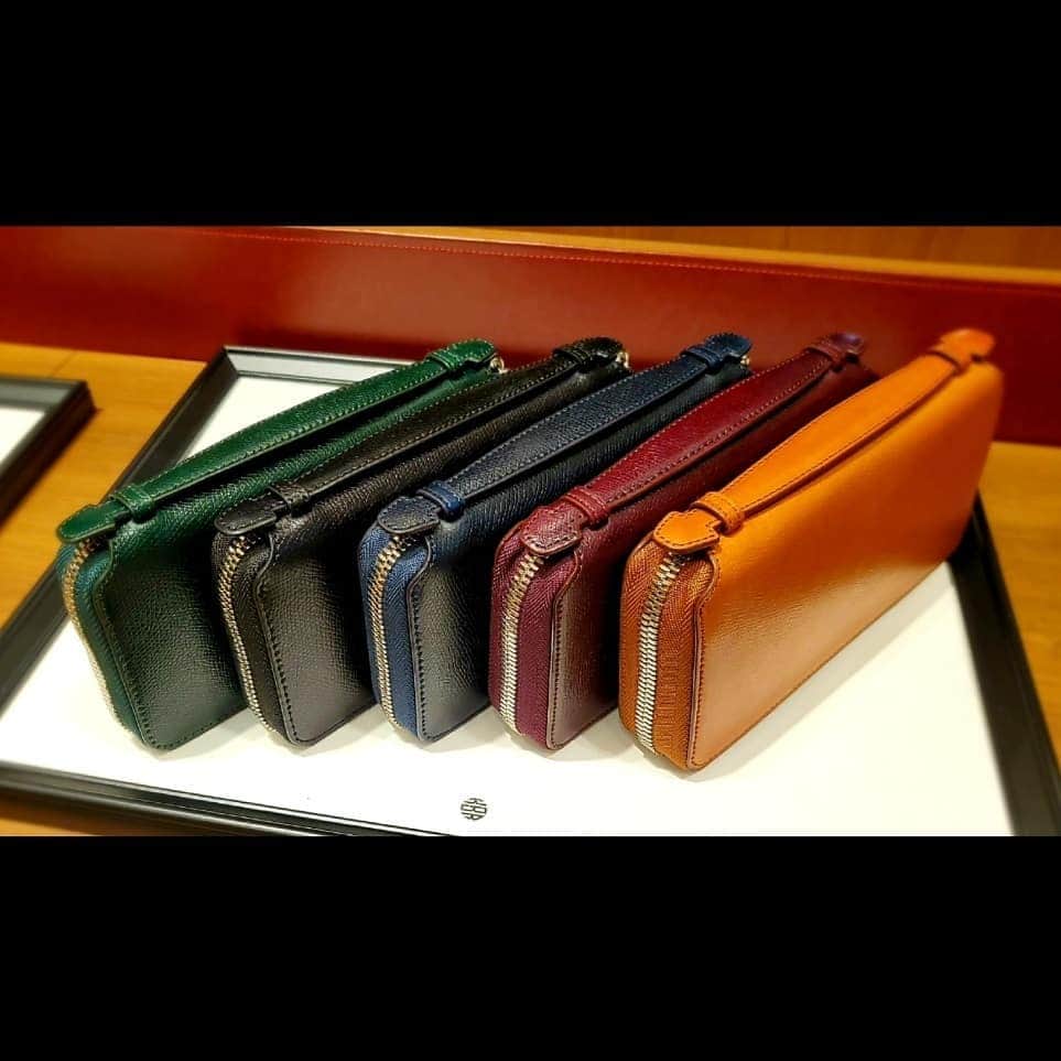Omotecho Style Storeさんのインスタグラム写真 - (Omotecho Style StoreInstagram)「林五レザーポップアップショップ残り３日！ 今回も林五レザーからご紹介！  素材:コードバン(型押し) カラー:左から、GREEN,BLACK,NAVY,WINE,CAMEL 価格:￥50,000 +tax  コードバン型押し加工KUBERAオリジナルレザーを使用したラウンドファスナーウォレットです。  #コードバン 　#コードバン財布 　#長財布 　#ラウンドファスナーウォレット 　#ラウンドファスナー長財布 　#プレゼント 　#財布　#コードバン財布  定休日:火曜日」10月24日 15時51分 - omotechostylestore