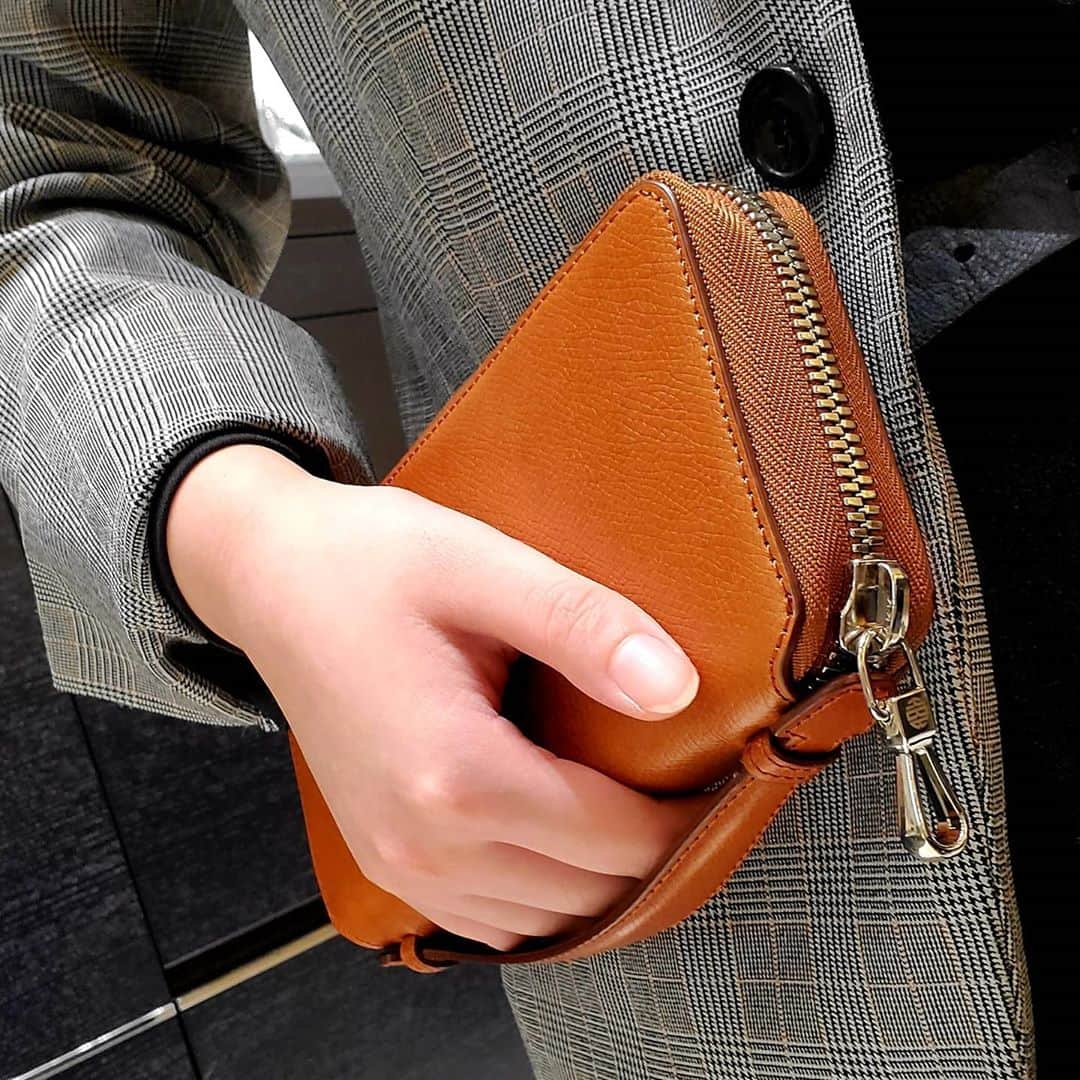 Omotecho Style Storeさんのインスタグラム写真 - (Omotecho Style StoreInstagram)「林五レザーポップアップショップ残り３日！ 今回も林五レザーからご紹介！  素材:コードバン(型押し) カラー:左から、GREEN,BLACK,NAVY,WINE,CAMEL 価格:￥50,000 +tax  コードバン型押し加工KUBERAオリジナルレザーを使用したラウンドファスナーウォレットです。  #コードバン 　#コードバン財布 　#長財布 　#ラウンドファスナーウォレット 　#ラウンドファスナー長財布 　#プレゼント 　#財布　#コードバン財布  定休日:火曜日」10月24日 15時51分 - omotechostylestore