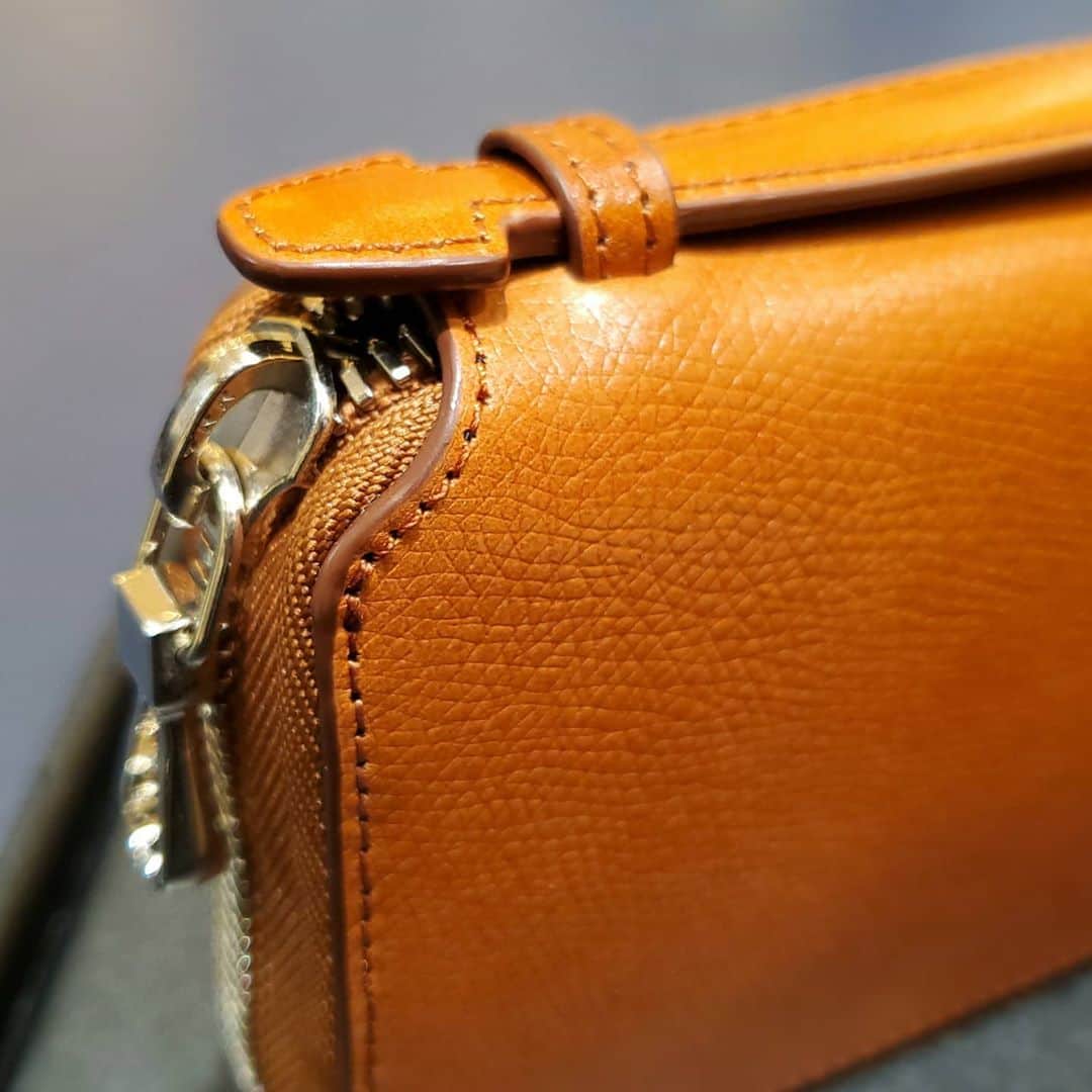 Omotecho Style Storeさんのインスタグラム写真 - (Omotecho Style StoreInstagram)「林五レザーポップアップショップ残り３日！ 今回も林五レザーからご紹介！  素材:コードバン(型押し) カラー:左から、GREEN,BLACK,NAVY,WINE,CAMEL 価格:￥50,000 +tax  コードバン型押し加工KUBERAオリジナルレザーを使用したラウンドファスナーウォレットです。  #コードバン 　#コードバン財布 　#長財布 　#ラウンドファスナーウォレット 　#ラウンドファスナー長財布 　#プレゼント 　#財布　#コードバン財布  定休日:火曜日」10月24日 15時51分 - omotechostylestore