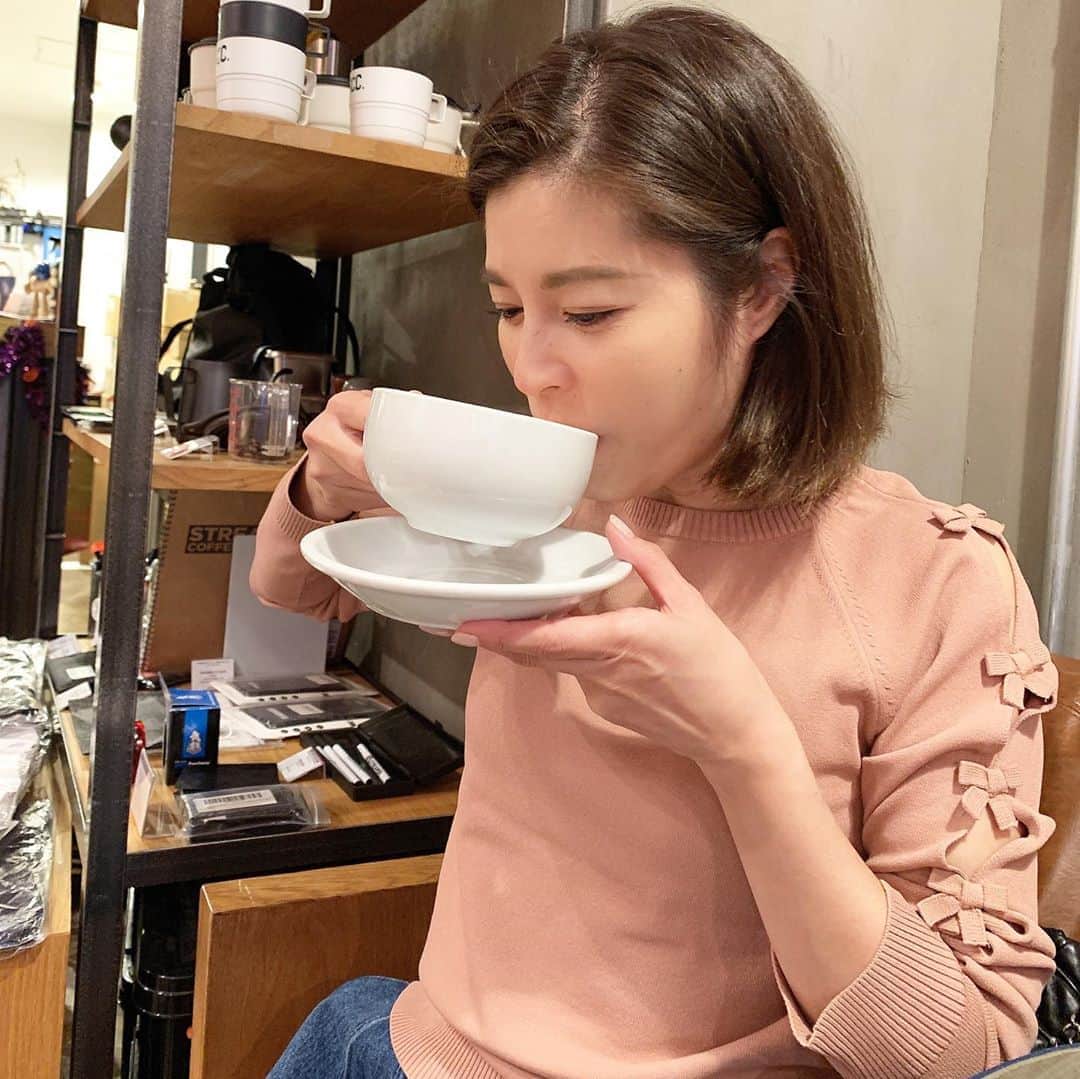 神田愛花さんのインスタグラム写真 - (神田愛花Instagram)「外出したらずーーっと動いていたいタチでして🚶🏻‍♀️ カフェで一休みしたり語らったり…なんて事は殆どしないのだけれど、お手洗いをお借りしたいのでオシャレなカフェでココアを注文しました☕️ …カフェでゆっくり頂くココアって、こんなに美味しいの⁉️⁉️⁉️ このお店が特別に美味しいのかも知れないけれど、それにしても美味しい💕💕💕💕💕 なるほどねぇ…この幸せ感を味わってしまうと、確かにカフェで一休みってしたくなるなぁ😍😍  #カフェ #カフェ好き #気持ちが分かった #幸せな時間 #美味しいココア #また行きたいお店 #神田愛花」10月24日 15時53分 - aikakanda