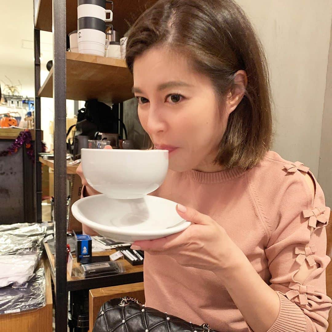 神田愛花さんのインスタグラム写真 - (神田愛花Instagram)「外出したらずーーっと動いていたいタチでして🚶🏻‍♀️ カフェで一休みしたり語らったり…なんて事は殆どしないのだけれど、お手洗いをお借りしたいのでオシャレなカフェでココアを注文しました☕️ …カフェでゆっくり頂くココアって、こんなに美味しいの⁉️⁉️⁉️ このお店が特別に美味しいのかも知れないけれど、それにしても美味しい💕💕💕💕💕 なるほどねぇ…この幸せ感を味わってしまうと、確かにカフェで一休みってしたくなるなぁ😍😍  #カフェ #カフェ好き #気持ちが分かった #幸せな時間 #美味しいココア #また行きたいお店 #神田愛花」10月24日 15時53分 - aikakanda