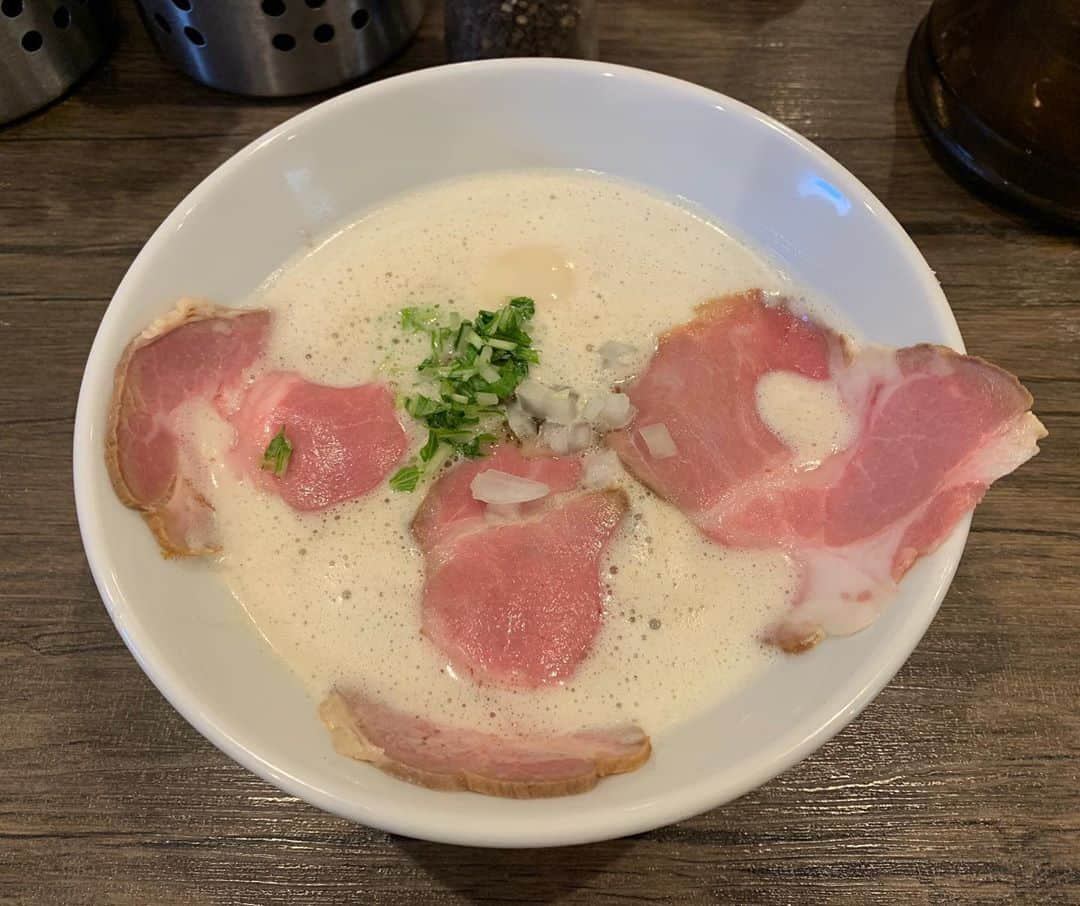 國嶋絢香のインスタグラム：「ロケの合間に🥺🍜✨ ゆうドキッの仕事の時の楽しみの一つが、現場近くの美味しいご飯屋さんでランチ出来ること👌🏽 パッと食べられるから麺率が高めです🤣 . 鶏白湯が寒さで冷えた身体に染みた〜❤️ . 内容に全く関係の無い写真ですが…笑 11月5日(木)の #ゆうドキッ よろしくお願いします🎶 . . #麺leadsなかの #食べログ百名店 #ラーメン百名店 #麺すたぐらむ #奈良ラーメン #鶏白湯ラーメン」