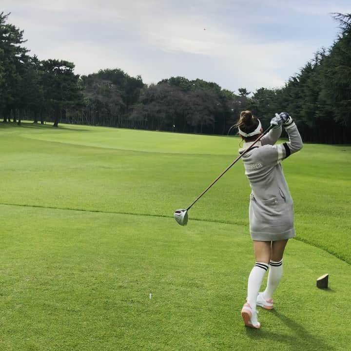 影山祥子のインスタグラム：「練習してからコースにいけたから いいショットもでた🏌️‍♀️💚 レフティって言うと大体驚かれる。 クラブも少ないし右に直したらって言われること多いけど、左打ちのがかっこいいから直さない🥰w 2年ぶりとかだったから、とにかく見た目から入った👯‍♀️w Tommyも可愛いなー🥺💓 後半のスコアがかなりよかったから お酒ひっかけるくらいが丁度いいみたい☺️w 私の課題は２打目と、パター☺️ 来月もまた行けるからがんばろー💓🏌️‍♀️🏌️‍♀️ . . . #レフティ　#ゴルフ　#ゴルフ女子　#初心者　#ゴルフウェア　#riendasuelta #adidas #jackbunny #tommyhilfiger #可愛い　#コーデ　#ファッション　#coordinate #fashion #golf #lefty #スポーツ女子」