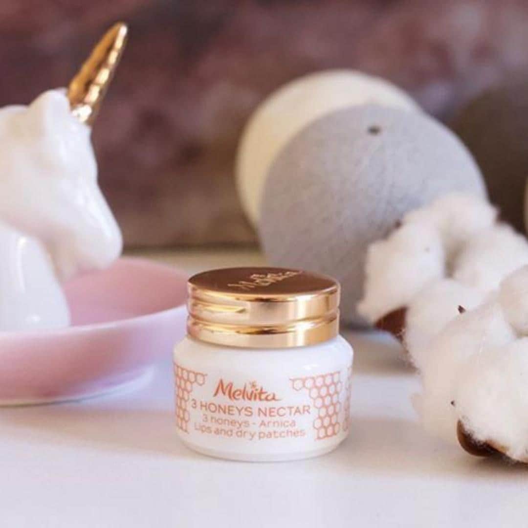 Melvita Officialのインスタグラム：「Des mains très sèches ou abimées ? Des petites crevasses sur les lèvres ou encore des endroits irrités ? Notre baume multi-usage effet pansement aux 3 miels certifié bio, répare et apaise instantanément tous les types de peaux pour un confort immédiat 🤍  Merci à @lady_heavenly pour ce cliché tout doux ☁  L’avez-vous déjà testé ?  #melvita #cosmetique #bio #naturel #organic #goorganic #baume #soin #remede #miel #honey #cleanbeauty #MadeinFrance #cocooning #Metime」