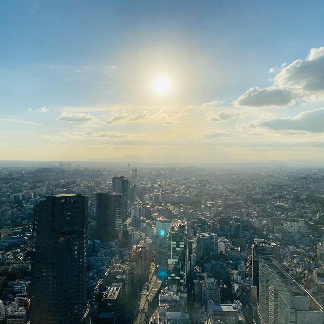 川崎麻世さんのインスタグラム写真 - (川崎麻世Instagram)「事務所の近くにある渋谷スクランブルスクエアの屋上展望台、渋谷スカイに行って来た🏙 えっ？そうでスカイ⁉️ 😎あっほーい‼️ めっちゃいい眺めだった😊 高所恐怖症だが、ビルなら平気。 絶対、スカイダイビングやバンジーは無理無理😱 あなたは大丈夫❓  #渋谷スクランブルスクエア展望台  #渋谷スカイ #渋谷スカイからの眺め  #プラチナムプロダクション  #川﨑麻世 #川崎麻世」10月24日 16時00分 - mayokawasaki