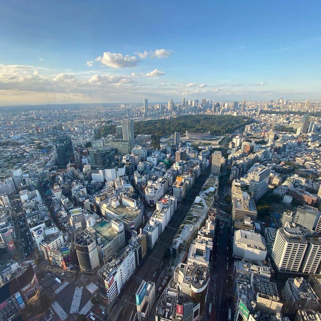 川崎麻世さんのインスタグラム写真 - (川崎麻世Instagram)「事務所の近くにある渋谷スクランブルスクエアの屋上展望台、渋谷スカイに行って来た🏙 えっ？そうでスカイ⁉️ 😎あっほーい‼️ めっちゃいい眺めだった😊 高所恐怖症だが、ビルなら平気。 絶対、スカイダイビングやバンジーは無理無理😱 あなたは大丈夫❓  #渋谷スクランブルスクエア展望台  #渋谷スカイ #渋谷スカイからの眺め  #プラチナムプロダクション  #川﨑麻世 #川崎麻世」10月24日 16時00分 - mayokawasaki