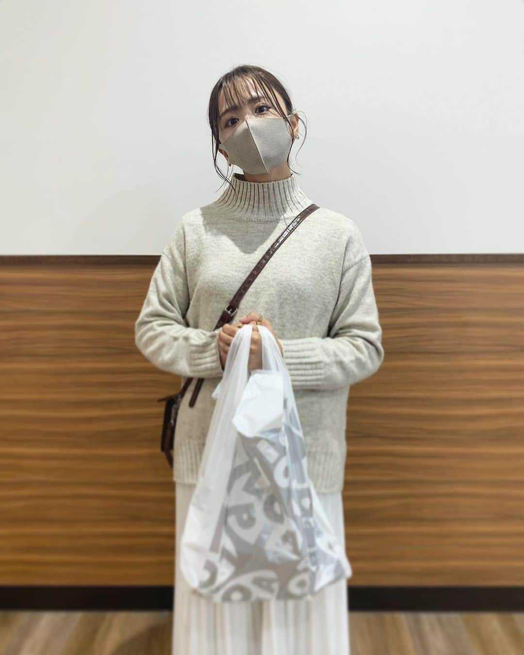 千葉優子さんのインスタグラム写真 - (千葉優子Instagram)「. . いつも週一のまとめ買いで お世話になっているロピア❤︎  いつも通ってる店舗とは違うけど 先日所沢店でお買い物してきたよ🥰 ※通常は店内撮影禁止のところ、 特別に許可を頂いて撮影しています  既にユーザー歴3年くらいなんだけど とにかく安い。びっくりするくらい安い！ (卵の写真とか衝撃的でしょ。跳び上がるよね。買うよね←)  店内も広くて品揃えが本当に本当に豊富😳 巣入りの蜂蜜とかワニのおもちゃとか 見たことない面白い商品にも出会えるから ついついたくさん買っちゃうよね〜❤︎笑  7枚目、大満足でドヤ顔🤣笑  明日26日まで30品目値下げセール開催中だから お近くの方もそうでない方もぜひ行ってみてください❣️  #pr#ロピア所沢店#ロピア購入品スーパー#主婦#まとめ買い#激安スーパー#主婦の見方#ママコーデ#ママファッション#アラサーママ#女の子ママ#幼稚園ママ#主婦の楽しみ#主婦の知恵#主婦の勉強垢#子供のいる暮らし#子供がいる暮らし#買い物#shopping」10月24日 16時00分 - yuko_chiba1018