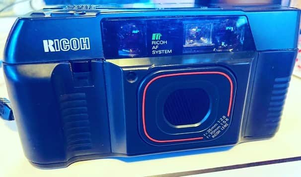 林伊織のインスタグラム：「RICOHのTF-500Dっていう80年代後半のレトロなカメラの電池が切れたのだけど、このCR-P2っていう電池は家電量販店とかで売ってるものを買えばいいのかしら。  #教えてカメラに詳しい人 #ricohtf500d  #リチウムバッテリー」