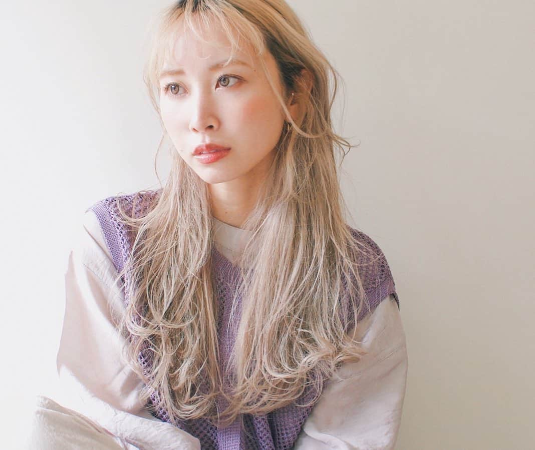 榊原伶奈のインスタグラム：「定期的な中塚さん撮影🌿✨ .  #ハイトーン　#ハイトーンカラー　#ブロンド　#ホワイトカラー #ホワイトベージュ #サロンモデル #ケアブリーチ #ブリーチ　#外国人風カラー #ロングヘア　#ホワイトブロンド」