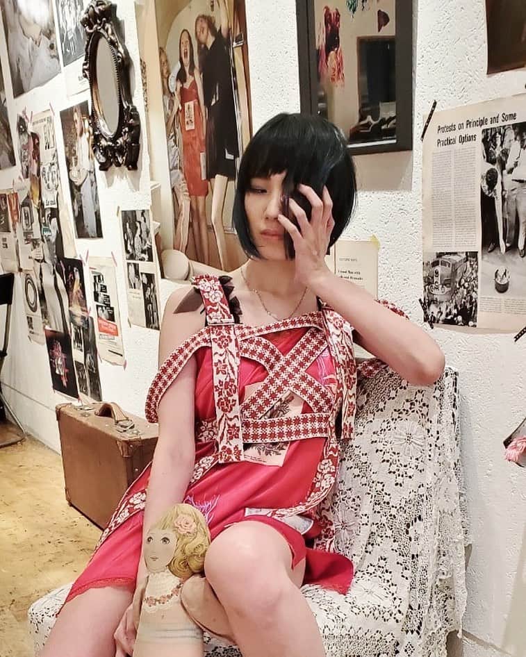 水野しずのインスタグラム：「rurumu:2021SS展示会 服のディティールも素晴らしかったのですが、個人的には展示のストーリー性に強く惹かれた部分があり編み出された空間全体のテキストを読み込んでしまいました。焼け野原の『オリジナル』と引き裂かれてままならない精神のFAKEへの禍根。」