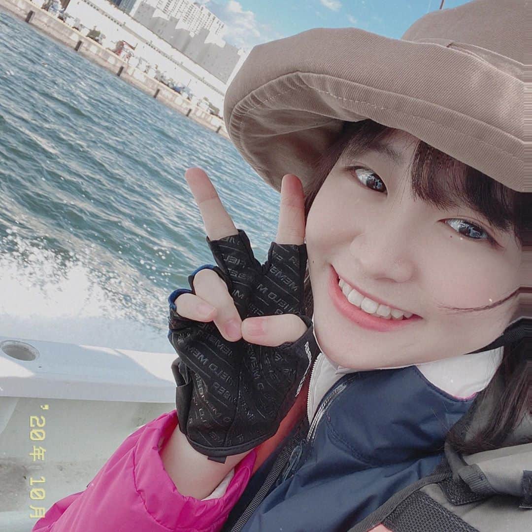 千寛のインスタグラム：「釣りに行ってきました！！  船に乗っての釣りは初めてだったのですごく楽しかったです❤  18匹釣れました！！ やったぁ(((o(*ﾟ▽ﾟ*)o)))  #釣り  #海 #jk  #キス」