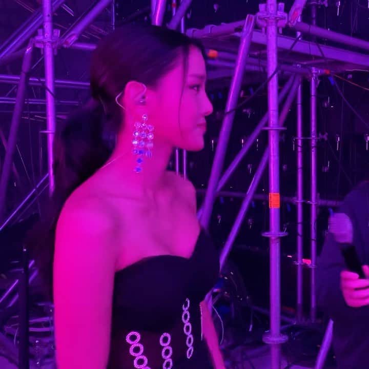 キム・ボヒョンのインスタグラム：「오늘부터 B조 경연이 시작됩니다!!🎤🔥🔥 첫 번째 무대..후후 너무 떨려.. 😵 . . A조 생방송 때 “승자선택” 참여가 폭주해 잠시 서버가 다운됐었다고 하니 이번에는 미리미리 투표하시고 상금 꼭 챙겨가세요!! 나도 투표해야징~~ 🤹‍♂️💰😆 @mbn_fun 👈🏻프로필에 투표링크 있어요 :))  . 오늘 밤 8시 45분 #mbn #로또싱어」