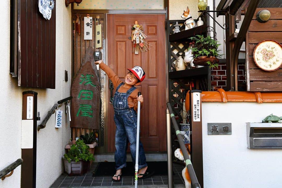浅田政志さんのインスタグラム写真 - (浅田政志Instagram)「映画「浅田家！」では僕の実家が見事に再現されています🏠 美術さんさすがです❕集めるの大変だっただろうなぁ〜。おとんの趣味です、、 そんな実家を息子がご案内いたします👦🏻 #浅田家！」10月24日 16時23分 - asadamasashi