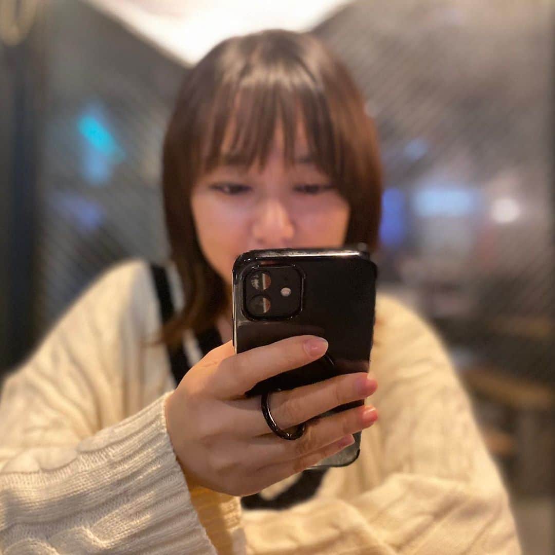 深瀬智聖のインスタグラム：「3年使ったiPhone8とお別れしてiPhone12に📱🤗 8使ってた私からしたら本体がデカすぎて手が疲れる😅でも軽いです！！  12miniまで待ってもよかったけど…動画みるならこれくらいのサイズがいいし、勢いで買ってもらいました笑 でもLINEのトーク履歴消えちゃった〜😅みんなとの思い出が…🥺😭 絶対に消したくないものはkeepしてたからセーフだったけど… こういうのが怖くてスマホは簡単に変えられない😅 カメラ📷のレンズ2️⃣個でも感動〜 ホームボタンがいい〜  #iPhone12 #iPhone」