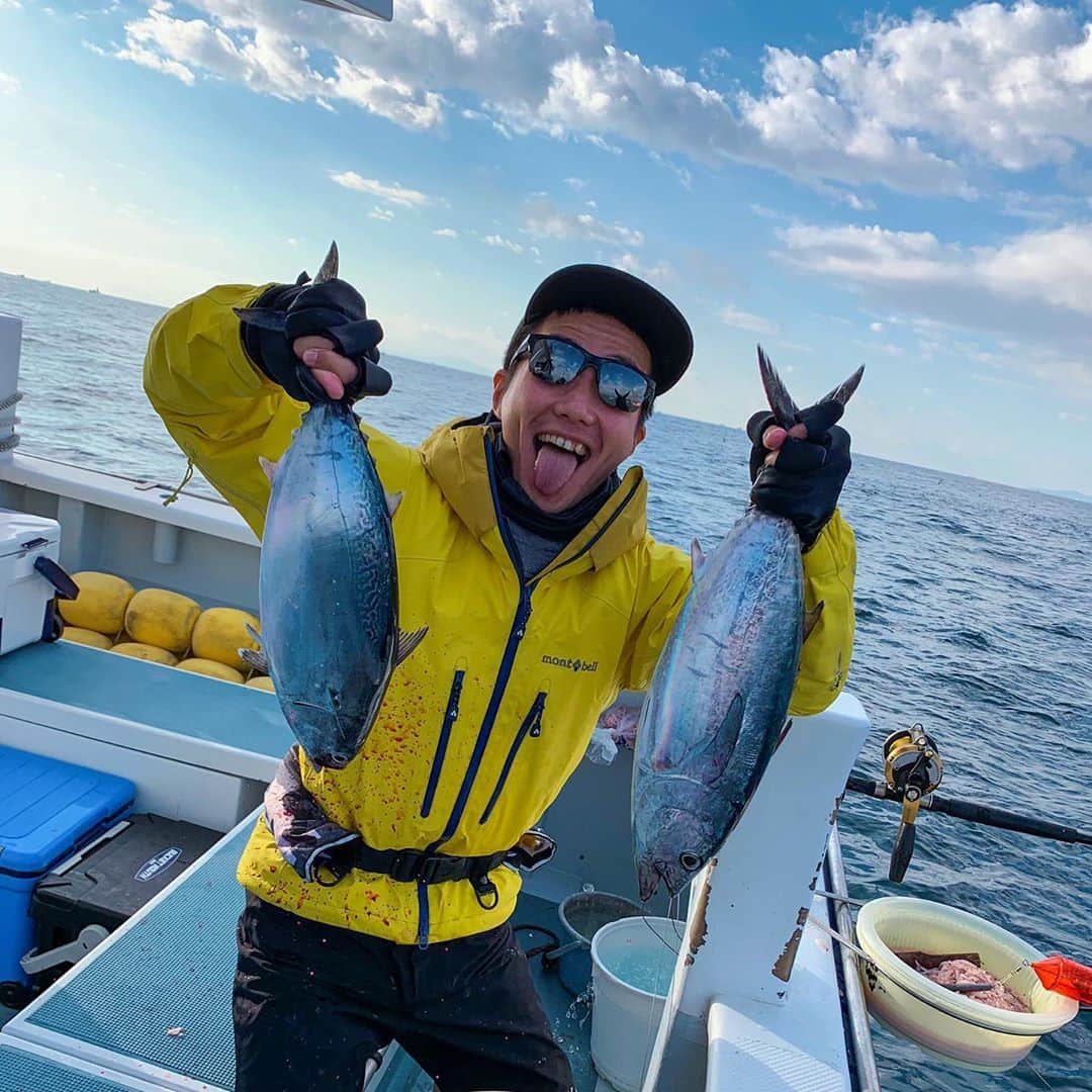 小柳津林太郎さんのインスタグラム写真 - (小柳津林太郎Instagram)「Went Tuna fishing for the first time in my life! This is so called, BEGINNER'S LUCK!!!  人生初のマグロ釣り！ビギナーズラックを使い果たして、一匹目からチビマグロが釣れた😇他にはカツオとシイラも🐟🐠三浦半島の小坪から相模湾にて。次回は昔取得した免許を活かして運転したい（笑） @taromaru_kotubo に大変お世話になりました。ステキな船と船長🚢  皆さん、バチェロレッテ7話と共に素敵な週末をお過ごしください🌹  #釣り #マグロ #カツオ #シイラ #三浦半島 #小坪  #fishing #tuna #skipjack #shiira #miura #kotsubo #ootd #garni #eyevan7285 #northface #applewatch」10月24日 16時20分 - rinsta_gram1002