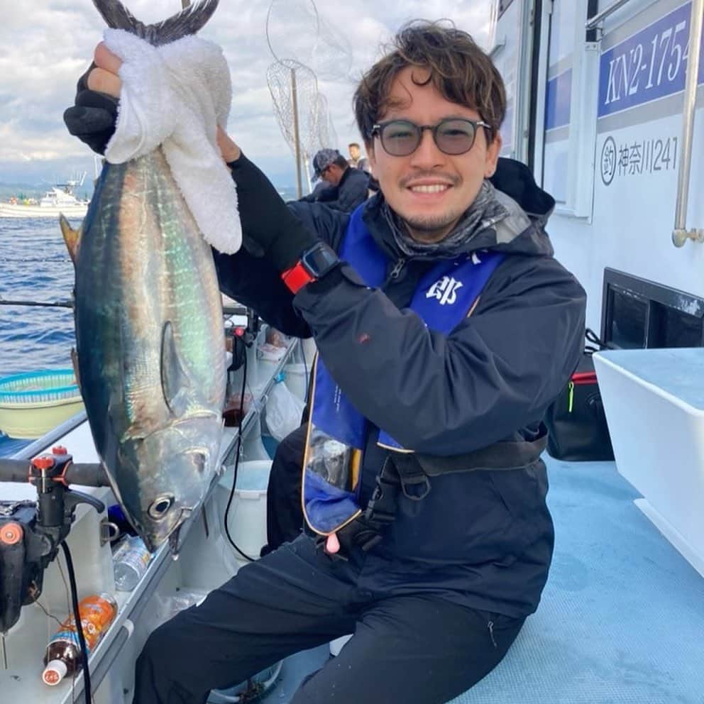 小柳津林太郎のインスタグラム：「Went Tuna fishing for the first time in my life! This is so called, BEGINNER'S LUCK!!!  人生初のマグロ釣り！ビギナーズラックを使い果たして、一匹目からチビマグロが釣れた😇他にはカツオとシイラも🐟🐠三浦半島の小坪から相模湾にて。次回は昔取得した免許を活かして運転したい（笑） @taromaru_kotubo に大変お世話になりました。ステキな船と船長🚢  皆さん、バチェロレッテ7話と共に素敵な週末をお過ごしください🌹  #釣り #マグロ #カツオ #シイラ #三浦半島 #小坪  #fishing #tuna #skipjack #shiira #miura #kotsubo #ootd #garni #eyevan7285 #northface #applewatch」