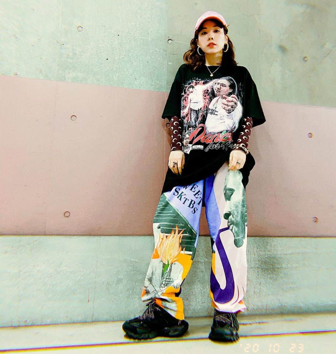 仲里依紗のインスタグラム：「昨日は #こいはは 観てくれて ありがとうーーー🌹🌹🌹 まりちゃんと丸ちゃん なんだか可愛いカップルでしょ🥰 . 昨日の私服は 木村佳乃さんから誕生日に頂いた、 @marineserre_official  のロングスリーブピタピタちゃん💖 吉田羊さんから誕生日に頂いた、 @balenciaga のピンクキャップ💖 村上隆さんから頂いた @takashipom プリントTシャツ💖 スタイリストのんちゃんから誕生日に頂いた、 @k3andco._official ガラガラパンツ💖 . 知らぬ間に頂き物だらけの幸せコーデになっていた🥺💕 . とりあえず、今日も20時にYouTubeアップするけど… 今日のYouTubeは 本当に何が言いたかったのか 全くわからないYouTubeになってしまっていて申し訳ない感じ〜😭 暇だったら寝る前にでもみてみて〜🥺✨」