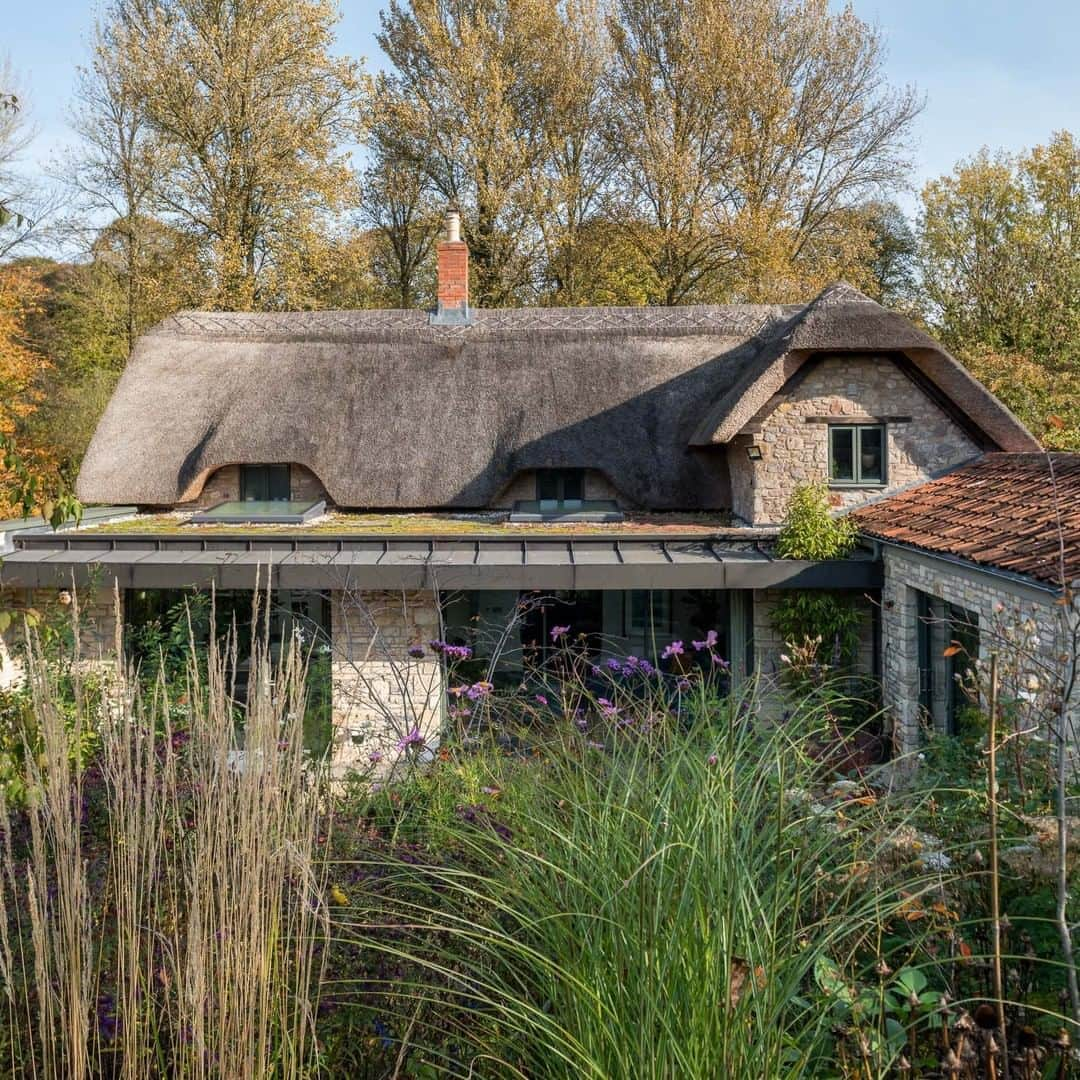 The Modern Houseさんのインスタグラム写真 - (The Modern HouseInstagram)「#forsale Two in One: two thatched cottages united by a contemporary renovation in the Somerset village of Mells. Follow the link in our bio for the sales particulars.」10月24日 16時32分 - themodernhouse