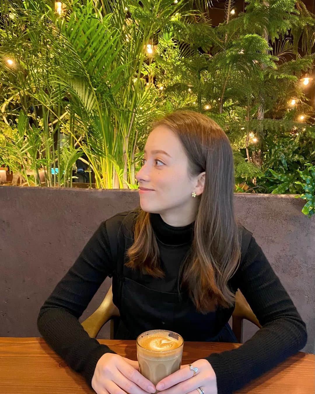 ドーキンズ英里奈のインスタグラム：「開放的で居心地が良くて 過ごしやすいカフェみつけたー☺️ ⠀ "循環"がテーマの空間だそうです。 ワンフロア1000㎡…広い！  室内だけれど、 テラスにいるみたいな気持ち🌿 ⠀ テラス席もあったよ◎ ⠀ ⠀ ⠀ ⠀ #gyrefood #gyre #表参道#表参道カフェ」
