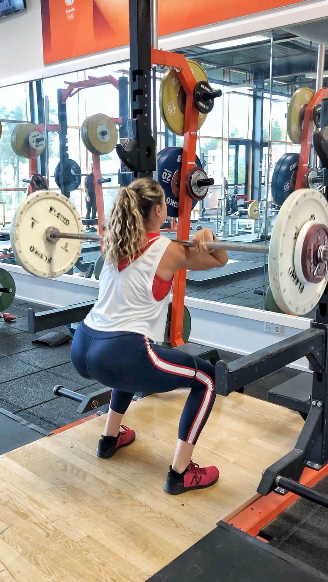 ラウラ・デ・ウィットのインスタグラム：「Small recap of this week weights sessions 💪🏼  - Front deep squat 4x10 - Step up 3x8 - Hip trust 4x10 - Split squat 4x6  Muscle soreness guaranteed😰  .  How often do you lift? 🏋🏼‍♀️」