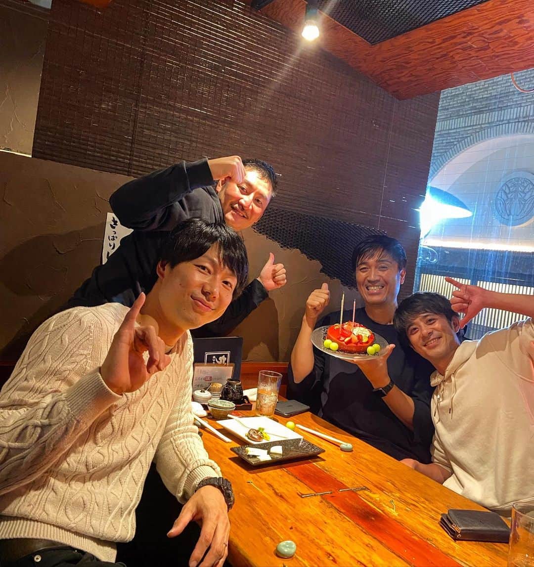 斉藤祥太のインスタグラム：「少し遅れての誕生日会🎂 兄貴おめでとうございます㊗️ 怪我から回復！！ 元気そうで何よりです♪ としくんおっくんまた遊びましょ〜🥳 #happybirthday  #とっちん #赤坂 #愉快な仲間たち」