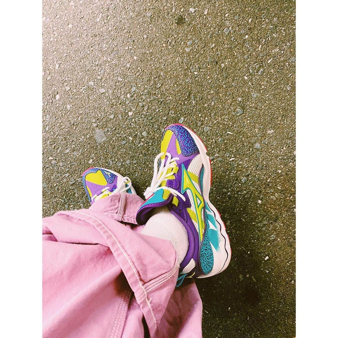 吉倉あおいさんのインスタグラム写真 - (吉倉あおいInstagram)「寒くなってきたけどいろどり🌈 kicks @mizuno_sports_style overall @holiday_pr #まゆげの少年スタイル」10月24日 16時33分 - aoi_yoshikura