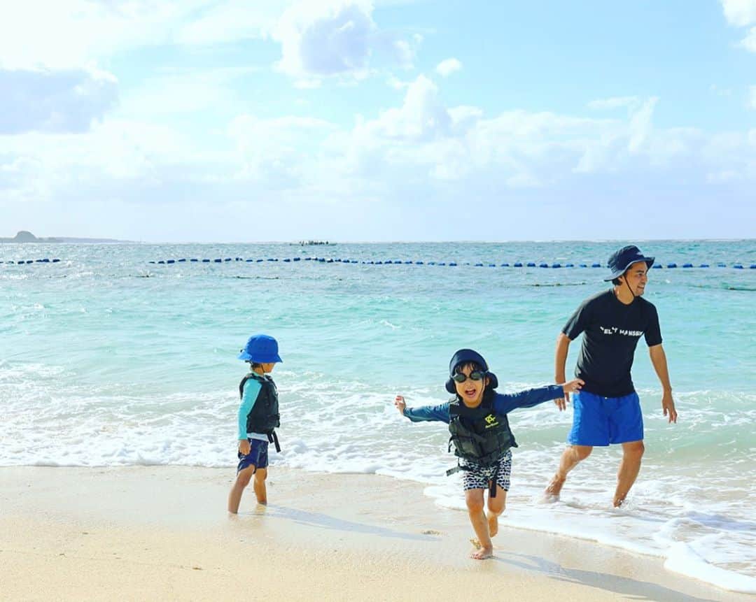 セソコマサユキのインスタグラム：「夏を終わらせないぜー！　って思ったけどさむーい！  #沖縄 #移住 #子育て #ホテルムーンビーチ」