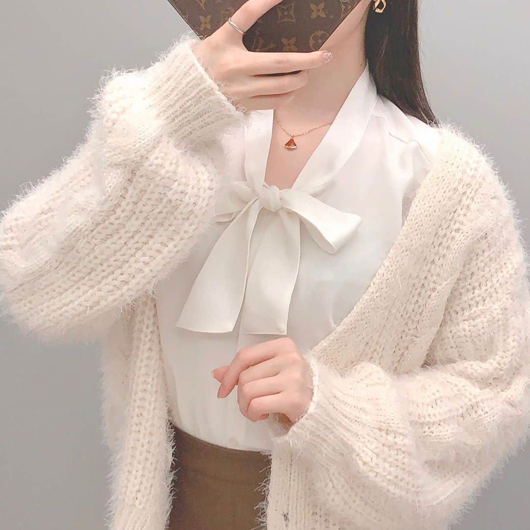 のインスタグラム：「🐏🎀🤎 . フェイクレザースカートが トレンドらしいので購入🧸🤍 めちゃくちゃお買い得に買えた🥰  #オフプライスストア #coordinate#pr#ootd#ootdfashion #レザースカート #白カーディガン #ボウタイブラウス #白ニット#フェイクレザースカート #guコーデ #guコーデ部 #白コーデ#ブラウンコーデ #冬コーデ #ゴールドアクセサリー#台形スカート#デートコーデ#秋コーデ #ボウタイ #ボウタイシャツ #ブラウンレザースカート #ホワイトコーデ#techichi #テチチ#白ブラウス#ジーユー#ジーユー購入品 #デート服」
