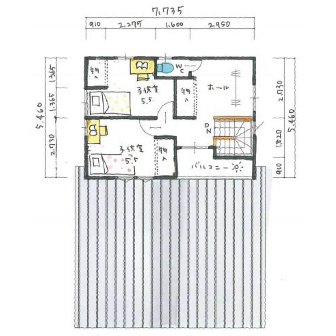 有限会社ひまわり工房 東沙織（広報設計士_あず）さんのインスタグラム写真 - (有限会社ひまわり工房 東沙織（広報設計士_あず）Instagram)「【行き止まらない回遊動線。ほぼ平屋的な暮らしも良き家】日曜日にLIVEします🎬﻿ ﻿ 昨日は、Instagram LIVEの調子がよくなくて、、、﻿ 明日日曜に同じ内容を振り替えてお話ししまっすね🥺🍀﻿ み、みてくれるかなー！？（いいともー！）﻿ ﻿ ﻿ ﻿ ▶︎▶︎掲載プランの家、特徴チラリ﻿ ⚫︎買い物から帰宅後、そのままGO TO パントリー!!﻿ ⚫︎出入口の数が増える分、扉や鍵は増える﻿ ⚫︎魅せる&隠す収納計画﻿ ⚫︎洗濯は、家族の変化で干す場所チェンジ﻿ ⚫︎脱衣と手洗いは別動線で混雑緩和ね◎﻿ ⚫︎生涯、平屋的なる暮らしもできるね﻿ ⚫︎夜、トイレに行きたくなれば即いけるね﻿ ﻿ ﻿ ざくっとまとめてみましたが、他にもお伝えしたいことは、たくさんあります。﻿ こちら37坪の家でした(・ω・)ノ﻿ ﻿ ﻿ ﻿ 『人とちょっと違った暮らし』は﻿ みーーーーんなの憧れだしよくわかる。﻿ けれど、ココは少々慎重に判断をするのがおすすめっす。﻿ ⬇︎﻿ ⬇︎﻿ ⬇︎﻿ 💓ほかのアイデアもみてね！﻿ @himawari_kobo﻿ ﻿ ﻿ ﻿ ━︎━︎━︎━︎━︎━︎━︎━︎﻿ リラックスできる家研究所﻿ #有限会社ひまわり工房﻿ ﻿ 兵庫県相生市緑ヶ丘4-6-7﻿ 0791-22-4771﻿ ━︎━︎━︎━︎━︎━︎━︎━︎﻿ ﻿ #ひまわり工房 #新築 #建て替え #注文住宅 #新築一戸建て #住宅 #設計図 #設計 #間取り迷子 #施工事例 #外観 #動線 #収納 #家づくり #住まい #間取り #土地探し #マイホーム #マイホーム計画 #マイホーム計画中 #myhome #Instahouse #姫路 #たつの #たつの市 #赤穂 #相生 #工務店 #ひまわり工房🌻」10月24日 7時49分 - himawari_kobo