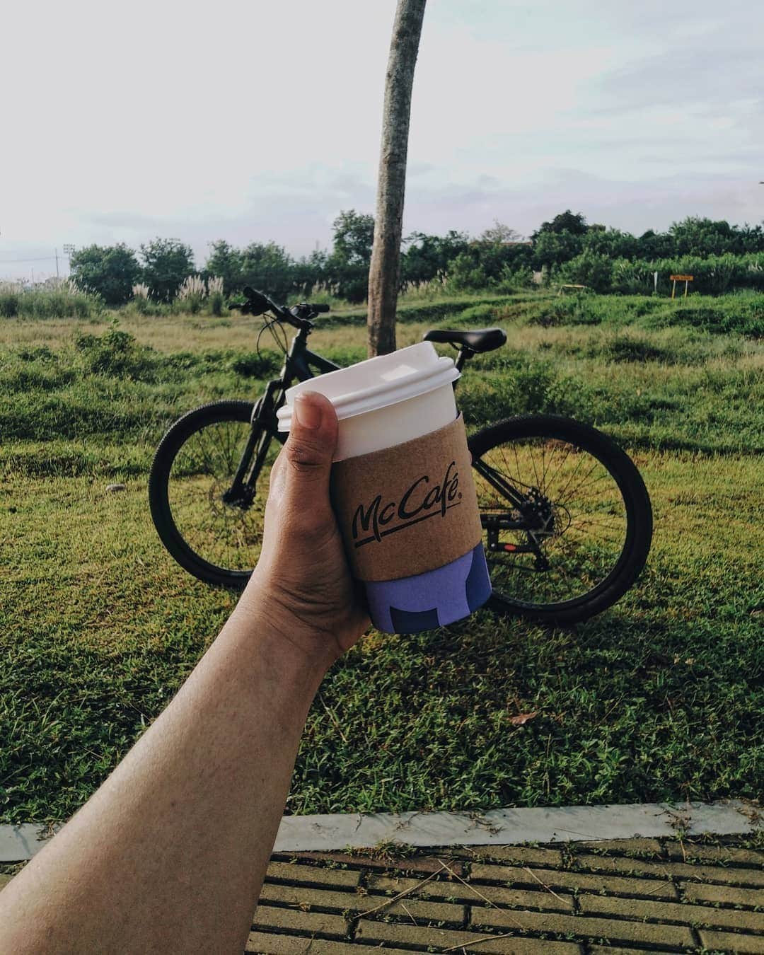 McDonald's Philippinesのインスタグラム：「A quick McCafe fix is all you need for a day of adventure! Bike Thru McDo, like @ricxsaurus, to set yourself for the day ahead. 🚲 ☀️   #McDonalds #McDoPH #LoveKoTo #McCafe #foodie #BikeThru #RideThru #DriveThru」