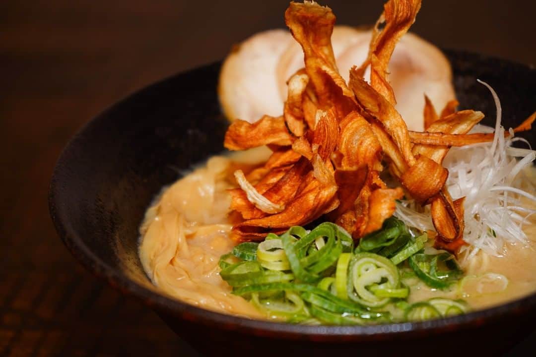 のインスタグラム：「【麺処むらじの素揚げごぼう】  なんといっても、麺処むらじのラーメンの特徴といえば、 芸術的に飾られた素揚げのごぼう！ こちらのごぼうがむらじのラーメンのアクセントとなっております！ 薫り高く、これだけでもずっと食べられ続けられる美味しさです。  #麺処むらじ #むらじ #ラーメンむらじ #ラーメン #京都ラーメン #ラーメン京都 #麺処むらじ #ラーメン大好き #麺スタグラム #麺活 #日本酒 #飲み比べ #京都グルメ #京都麺活 #京都のうまいもん #ランチセット #京都 #そうだ京都行こう #kyoto #ramen #ramennoodles #ramenlover #kyotojapan #デリバリー #ごぼう」
