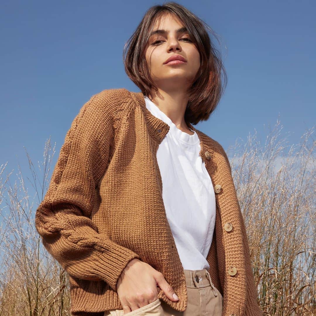 レフラーランドールのインスタグラム：「New in nutmeg! We just got a batch of our 100% Andean Highland Wool Knits for Good cardigan in a beautiful nutmeg brown. A portion of the proceeds from every sale of this special piece benefits @ACLU_nationwide 💕」