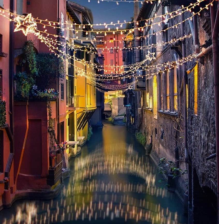 サッチン+バビのインスタグラム：「We are now dreaming of Bologna thanks to @dorpel. It looks like magic💕. #instatraveling, #instravelling, #magical,」