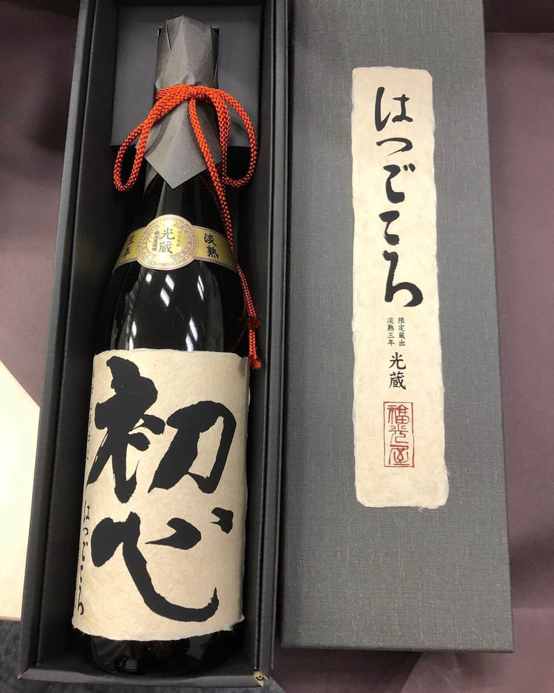 石原詢子さんのインスタグラム写真 - (石原詢子Instagram)「これは、日本酒 33周年のお祝いにソニーさんから頂きました。 3年貯蔵。で、うちの社長さんにもくださって二つ合わせて『33』だそうです！  わぁ〜！  【はつごころ】と読みますが、『初心』 胸に刻みます！！  #日本酒 #3年貯蔵 #はつごころ #お祝い #初心 #ソニー #嬉しい贈り物 #石原詢子」10月24日 8時10分 - junko_ishihara.official