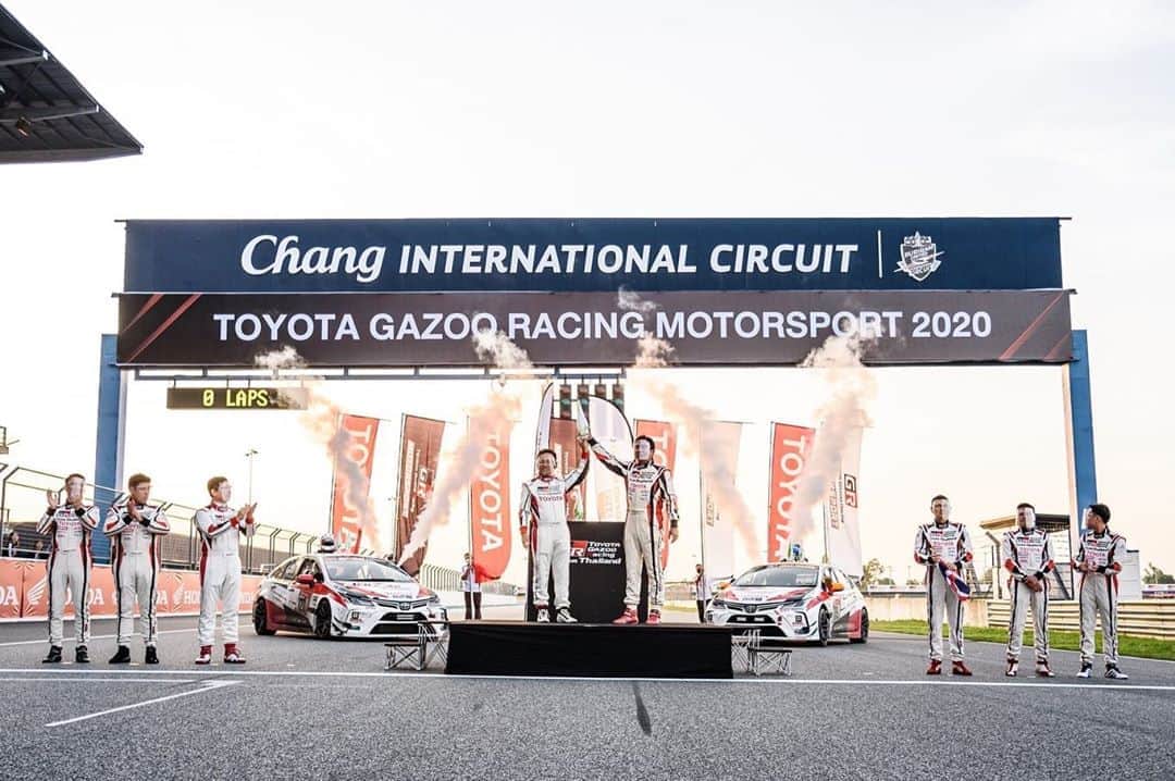 Toyota team thailandさんのインスタグラム写真 - (Toyota team thailandInstagram)「ขอขอบคุณ บริษัท โตโยต้า มอเตอร์ ประเทศไทย จำกัด ที่ให้การสนับสนุน￼ TOYOTA Gazoo Racing Team Thailand มากว่า 35 ปี และในวันนี้ กับการร่วมฉลองความสำเร็จระดับโลกกับการคว้าชัยชนะในอันดับที่ 1 และ 2 ครองโพเดี่ยมในรายการ ADAC Total 24h. Nürburgring 2020 ในรุ่น Super Production 3 (SP3) กับรถคันใหม่ Toyota Corolla Altis GR Sport ในวันที่ 24-27 กันยายน ที่ผ่านมา  โดยคุณสุทธิพงศ์ สมิตชาติ (อาร์โต้) ผู้อำนวยการทีม ได้มอบถ้วยรางวัลให้ มร.มิจิโนบุ ซึงาตะ กรรมการผู้จัดการใหญ่ และคุณณัฐวุฒิ เจริญสุขวัฒนะ มอบถ้วยรางวัลให้ คุณสุรศักดิ์ สุทองวันรองกรรมการผู้จัดการใหญ่ และให้เกีรยติร่วมถ่ายภาพกับทีมนักแข่ง และขอขอบคุณสื่อมวลชนทุกท่านที่ให้การสนันสนุนทีมมาตลอด TOYOTA Gazoo Racing team Thailand ภูมิใจกับชัยชนะจากความมุ่งมั่นตั้งใจเก็บเกี่ยวประสบการณ์ เพื่อพัฒนาความสามารถของคนไทย ในสนามระดับโลก 🏁🏆🏆 Champion 🏆🏆 🏁 #อยากเห็นคนไทยหัวใจมอเตอร์สปอร์ต #TeamWork #TOYOTAteamThailand #CheerThai #ThaiPride #ไม่เชียร์ไทยแล้วจะเชียร์ใคร #แข่งรถ #นักแข่ง #ทีมคนไทย #Car #RaceCar #Racing #SuperCar #Corolla #Altis #GRsport #Nürburgring #TheGreenHell #24h #Endurance #CHAMPION」10月24日 8時11分 - toyotagazooracingteamthailand
