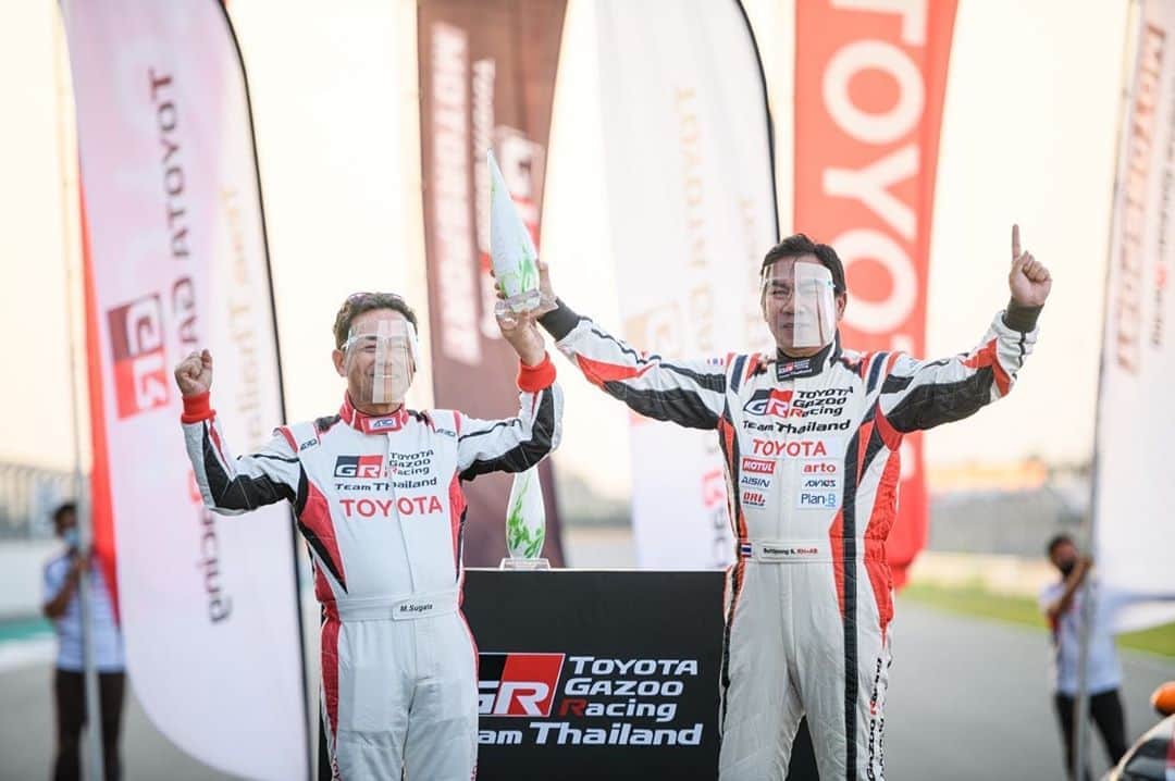 Toyota team thailandさんのインスタグラム写真 - (Toyota team thailandInstagram)「ขอขอบคุณ บริษัท โตโยต้า มอเตอร์ ประเทศไทย จำกัด ที่ให้การสนับสนุน￼ TOYOTA Gazoo Racing Team Thailand มากว่า 35 ปี และในวันนี้ กับการร่วมฉลองความสำเร็จระดับโลกกับการคว้าชัยชนะในอันดับที่ 1 และ 2 ครองโพเดี่ยมในรายการ ADAC Total 24h. Nürburgring 2020 ในรุ่น Super Production 3 (SP3) กับรถคันใหม่ Toyota Corolla Altis GR Sport ในวันที่ 24-27 กันยายน ที่ผ่านมา  โดยคุณสุทธิพงศ์ สมิตชาติ (อาร์โต้) ผู้อำนวยการทีม ได้มอบถ้วยรางวัลให้ มร.มิจิโนบุ ซึงาตะ กรรมการผู้จัดการใหญ่ และคุณณัฐวุฒิ เจริญสุขวัฒนะ มอบถ้วยรางวัลให้ คุณสุรศักดิ์ สุทองวันรองกรรมการผู้จัดการใหญ่ และให้เกีรยติร่วมถ่ายภาพกับทีมนักแข่ง และขอขอบคุณสื่อมวลชนทุกท่านที่ให้การสนันสนุนทีมมาตลอด TOYOTA Gazoo Racing team Thailand ภูมิใจกับชัยชนะจากความมุ่งมั่นตั้งใจเก็บเกี่ยวประสบการณ์ เพื่อพัฒนาความสามารถของคนไทย ในสนามระดับโลก 🏁🏆🏆 Champion 🏆🏆 🏁 #อยากเห็นคนไทยหัวใจมอเตอร์สปอร์ต #TeamWork #TOYOTAteamThailand #CheerThai #ThaiPride #ไม่เชียร์ไทยแล้วจะเชียร์ใคร #แข่งรถ #นักแข่ง #ทีมคนไทย #Car #RaceCar #Racing #SuperCar #Corolla #Altis #GRsport #Nürburgring #TheGreenHell #24h #Endurance #CHAMPION」10月24日 8時11分 - toyotagazooracingteamthailand