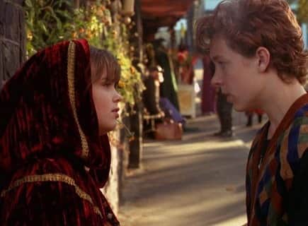 E! Onlineさんのインスタグラム写真 - (E! OnlineInstagram)「We just realized that Luke from #Halloweentown and Young Christopher from #GilmoreGirls are the same person. See? Halloween is COOL. 😎 (📷: Disney+/Netflix)」10月24日 8時16分 - enews