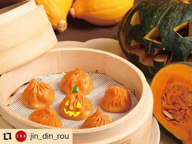 枚方T-SITEさんのインスタグラム写真 - (枚方T-SITEInstagram)「🎃かぼちゃ小籠包🎃  【INFORMATION】 8F 京鼎樓 072-845-5589  ※枚方T-SITEは蔦屋書店およびT-SITEコスメ、スターバックス等で、枚方市新型コロナ対策店応援クーポンをご利用いただけます。その他ご利用頂ける店舗はプロフィール内、HPよりご覧ください。﻿  #枚方市コロナ対策店応援クーポン#枚方市クーポン#枚方市コロナ対策店応援クーポン券  #Repost @jin_din_rou • • • • • • もうすぐハロウィンですね🎃👻❣️  普段は店頭でしか食べられない「南瓜(カボチャ)の小籠包」が、 本日10月23日（金）～31日（土）までのハロウィン期間限定でテイクアウト、 Uber Eats（一部店舗を除く）でお楽しみいただけます❤️   是非、この機会をご利用ください👨‍🍳✨  【商品概要】 ・商品名：「南瓜の小籠包」（6個入り）1,110円（+税）（店内飲食価格） ※テイクアウト・Uber Eatsでの金額とは異なりますのでご確認ください  ・販売店舗：京鼎樓　国内全12店（恵比寿本店・そごう千葉店・そごう横浜店・池袋パルコ店・ららぽーと新三郷店・ミント神戸店・枚方T-SITE店・KITTE博多店・HANARE店・アトレ浦和店・新宿住友ビル店・ららぽーと豊洲店）※ アクアシティお台場店は除く  #京鼎樓#小籠包#恵比寿#東京#台湾#台湾グルメ#中華料理#ランチ#ディナー#instagood#京鼎樓と言えば小籠包#小籠包と言えば京鼎樓#かぼちゃ小籠包#南瓜小籠包#期間限定#かわいい#kawaii#橙色#食べスタグラム#飯テロ#かぼちゃ#かぼちゃ料理#点心#ハロウィン#ハロウィンパーティー#おうちでハロウィン」10月24日 8時21分 - hirakata_tsite