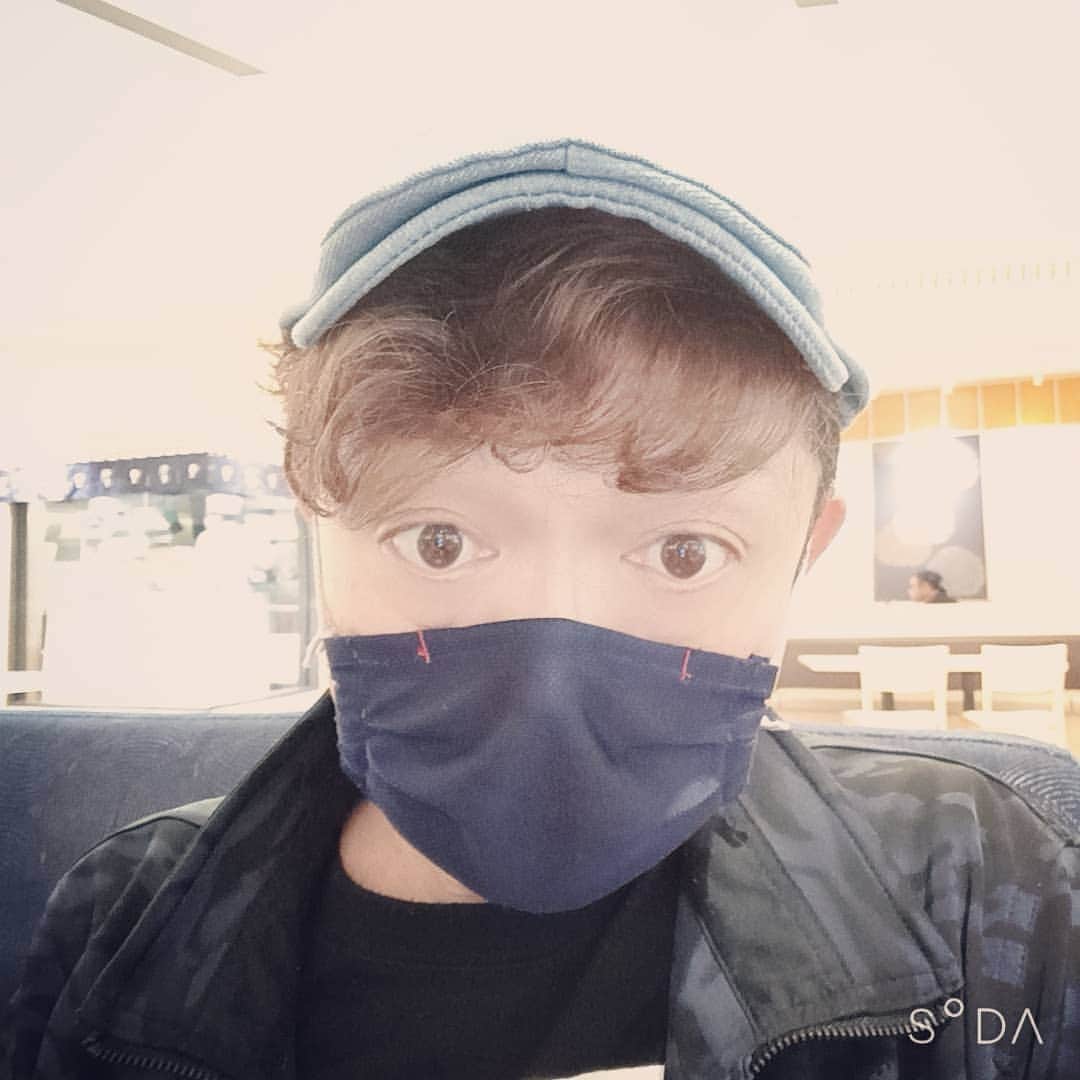 松本隆博のインスタグラム：「。 みなおはー 超久々の大阪空港。 ここは何度来ても迷子になる 💦(￣▽￣;)。ほんまリニューアル して欠陥空港。 レストランや売店が優先してて 肝心の乗り場が後まわし💦。 売らんかな、が強すぎるねん。 …ま方向音痴の僕にも問題あり だけど(￣^￣)(~0~)  ～人生遊歩道～」
