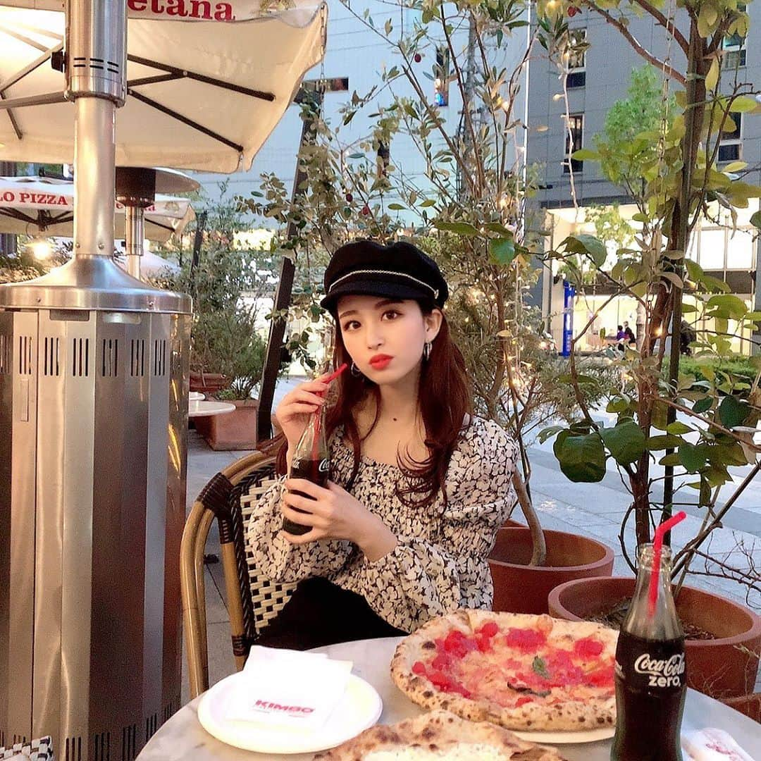 光咲ひなさんのインスタグラム写真 - (光咲ひなInstagram)「. . . 📍 SOLO PIZZA Napoletana . . ピザとコーラは相性抜群🍕🥤 . . #レッドブルもコーラも0カロリーじゃない方が好き🐷 . . . #パン部分も美味しい #コスパ #お腹いっぱい　#名駅ランチ #名駅グルメ #名駅カフェ #名古屋カフェ #名古屋グルメ #名古屋ピザ　#ピザ #私服　#rienda #キャスケット　#トーンフラワーシャーリングtop」10月24日 8時26分 - hinausa0730