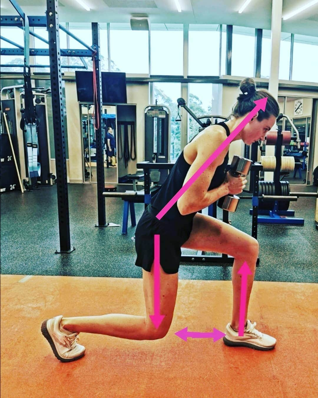 ケイト・キャンベルさんのインスタグラム写真 - (ケイト・キャンベルInstagram)「Everyone has that one gym excerise they hate. For me, it's isometric, split squat holds 😰. And most frustratingly of all... They don't even look impressive! If you want to have a go at home here's how to do them: - start in a kneeling split squat with the front foot slightly further towards your body than normal (this is because when you lift your back knee off the ground, there is a tendency to shift your weight backwards, which widens your stance)  - lift your back knee and hover it just above the ground. - hold position for 30 secs and repeat on the other side. X 3 sets - to make it more challenging, hold a weight (I'm holding 10kg)  A few things to remember: -back hip must remain above the back knee. - front ankle must remain under the front knee - the back knee must hover just above the ground - it has a tendency to creep up to make things easier. - gap between hovering knee and front foot must be no wider than I am here. Make it as small as possible. - straight, diagonal line from hip to head.  -if it's easy, you're probably doing it wrong 😛 check the height of your knee and the distance of your stance. If both of those are good... Then add some weight 💪 Let me know if you give them a go! . @brooksrunningau #finishingofftheweek」10月24日 8時27分 - cate_campbell