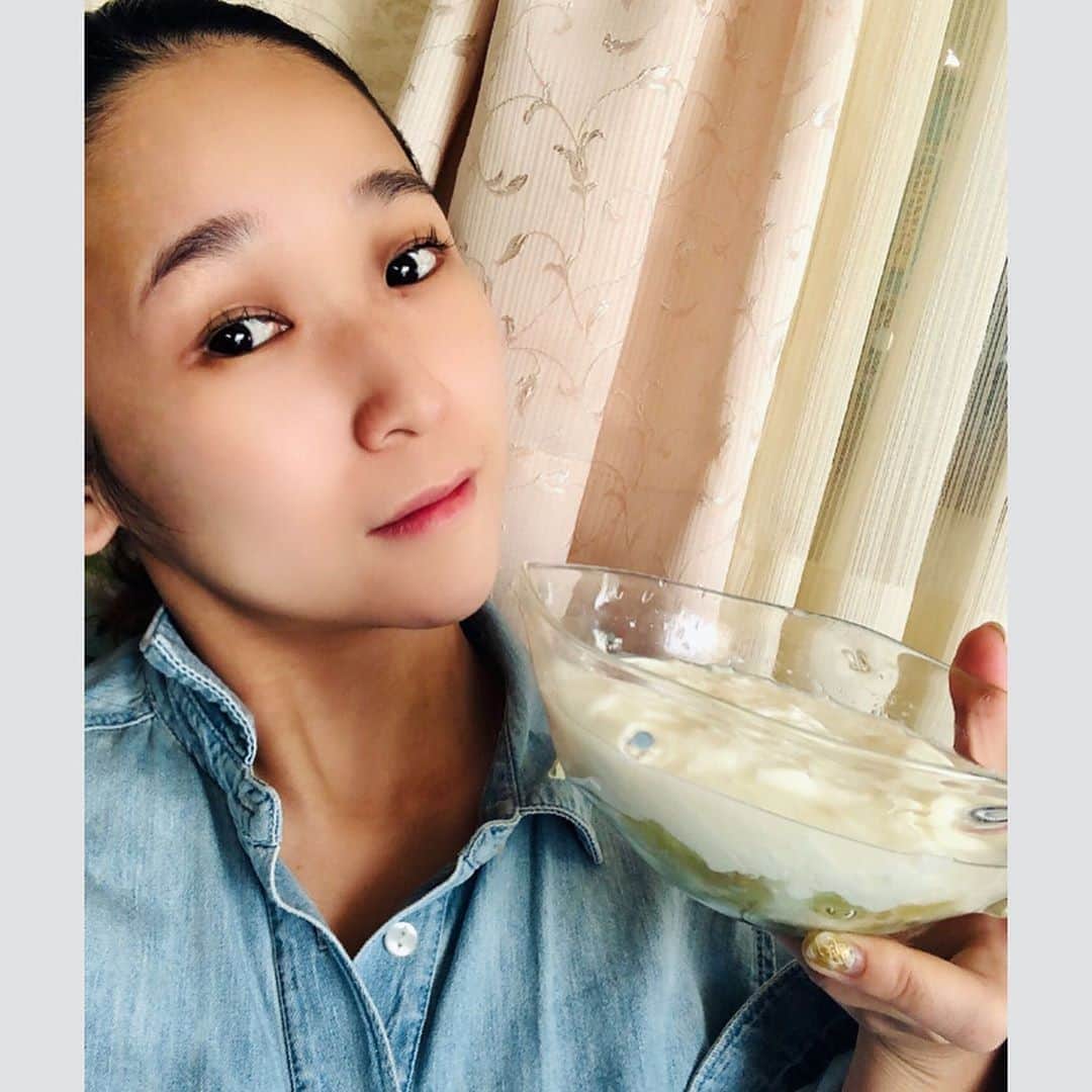 のインスタグラム：「This month's fruit on the bottom 🍐🎶 I made a lot of it for my family to enjoy👨‍👩‍👧 Plain yogurt feels good(*´ω`*) いつも食べてる明治ブルガリアヨーグルト LB81 Fruit on the Bottom 洋梨味が登場✨ 洋梨好きだからテンションあがる🍐🍐🍐 甘味があるのにカロリーも控えめでいいね٩(^‿^)۶ 毎日食べられるおやつにバリエーションが増えて嬉しい( ͡° ͜ʖ ͡°) ダイエットも常に頑張ってるのでLB81が私の毎日を支えてもらってる(*´-`) 日常化した明治ブルガリアヨーグルト LB81 Fruit on the Bottom(๑˃̵ᴗ˂̵) 今回は家族で楽しめるようにいつもより大きめなオンザボトムを実際作ってみた^ - ^ 自家製プレーンヨーグルトにと白ブドウたっぷり入れました(●´ω｀●) 私なりのプレーンヨーグルトの食べ方は、砂糖を入れずそのままのヨーグルトの味を楽しんでフルーツと楽しむのが好き(*´꒳`*) フルーツオンザボトムとは、プレーンヨーグルトの下にフルーツやジャムを敷いて二層にした食べ方だよ(๑>◡<๑) 家族にも好評でよかった✌︎('ω')✌︎ たっぷり作り置きもいいね(´∀｀=) #ヨーグルト #フルーツヨーグルト #プレーンヨーグルト #洋梨 #フルーツオンザボトム #明治ブルガリアヨーグルト #PR」