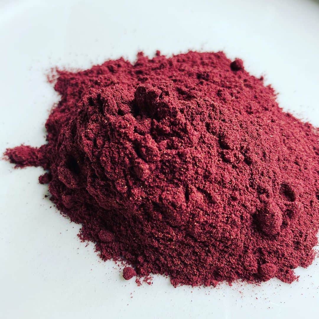 ケリスのインスタグラム：「GOLD MINE BOX dropping this weekend TURN NOTIFICATIONS ON!!!!!!! Where my island people at????! SORREL .  Hibiscus can be good to prevent hypertension, lower blood pressure, reduce blood sugar levels, keep your liver healthy, help with menstrual cramps, help with depression, aid digestion and help with weight management. Its rich in Vitamin C, contains minerals such as flavonoids and has laxative properties. #island#health #goodeating #healthyliving #cheflife」