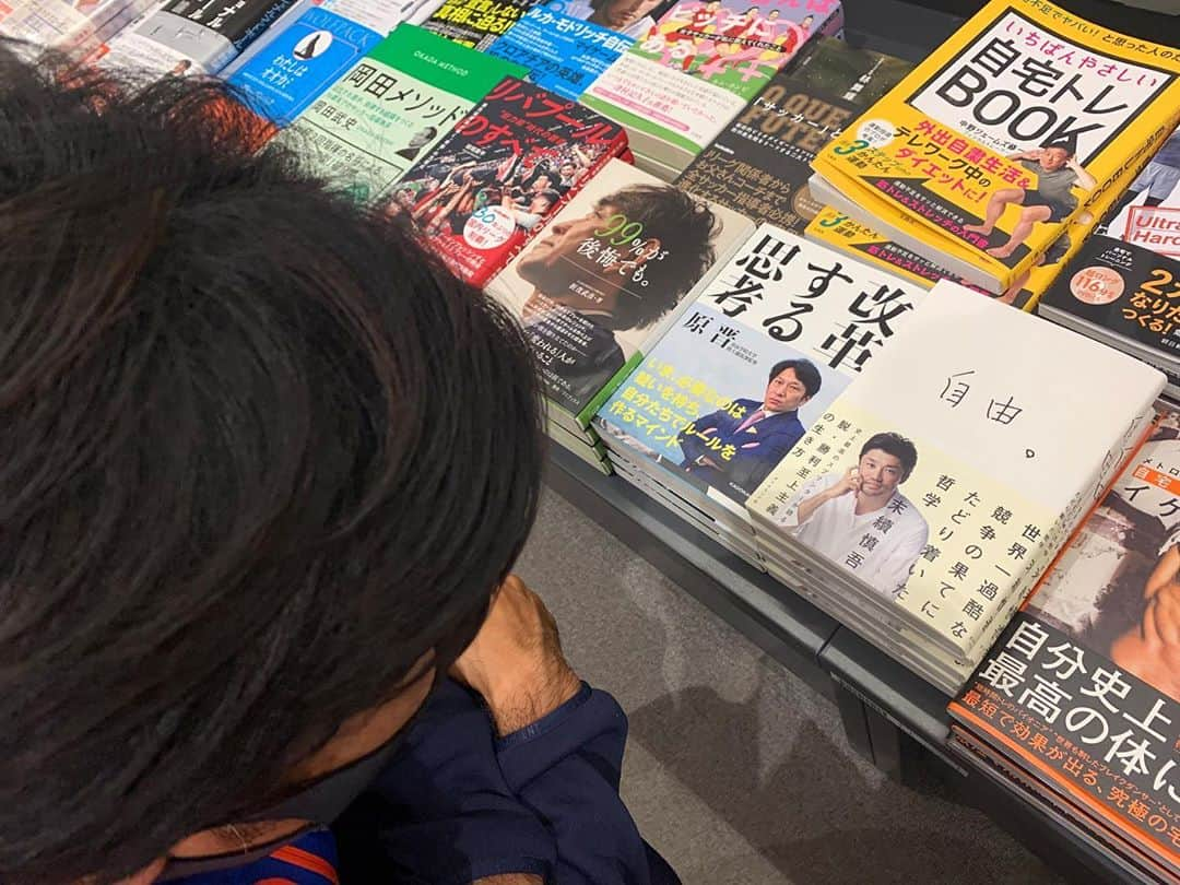 末續慎吾さんのインスタグラム写真 - (末續慎吾Instagram)「見つけた。  書店にて。  なんだこのお恥ずかしさは。  でも、本屋行っちゃうよねー。  アース。  本の一部がDiamond Onlineで読めます このインスタのプロフィール画面に移動してそこに記載されているURL をクリックしてください  ↓↓↓ここからプロフィール画面へ  @suetsugu_shingo  #末續慎吾EAGLERUN  #陸上 #かけっこ #オリンピアン#初出版#よくわからないくらい嬉しい#でもお恥ずかしい #自由。 #ダイヤモンド社 #感謝 #アースエツグ」10月24日 8時48分 - suetsugu_shingo