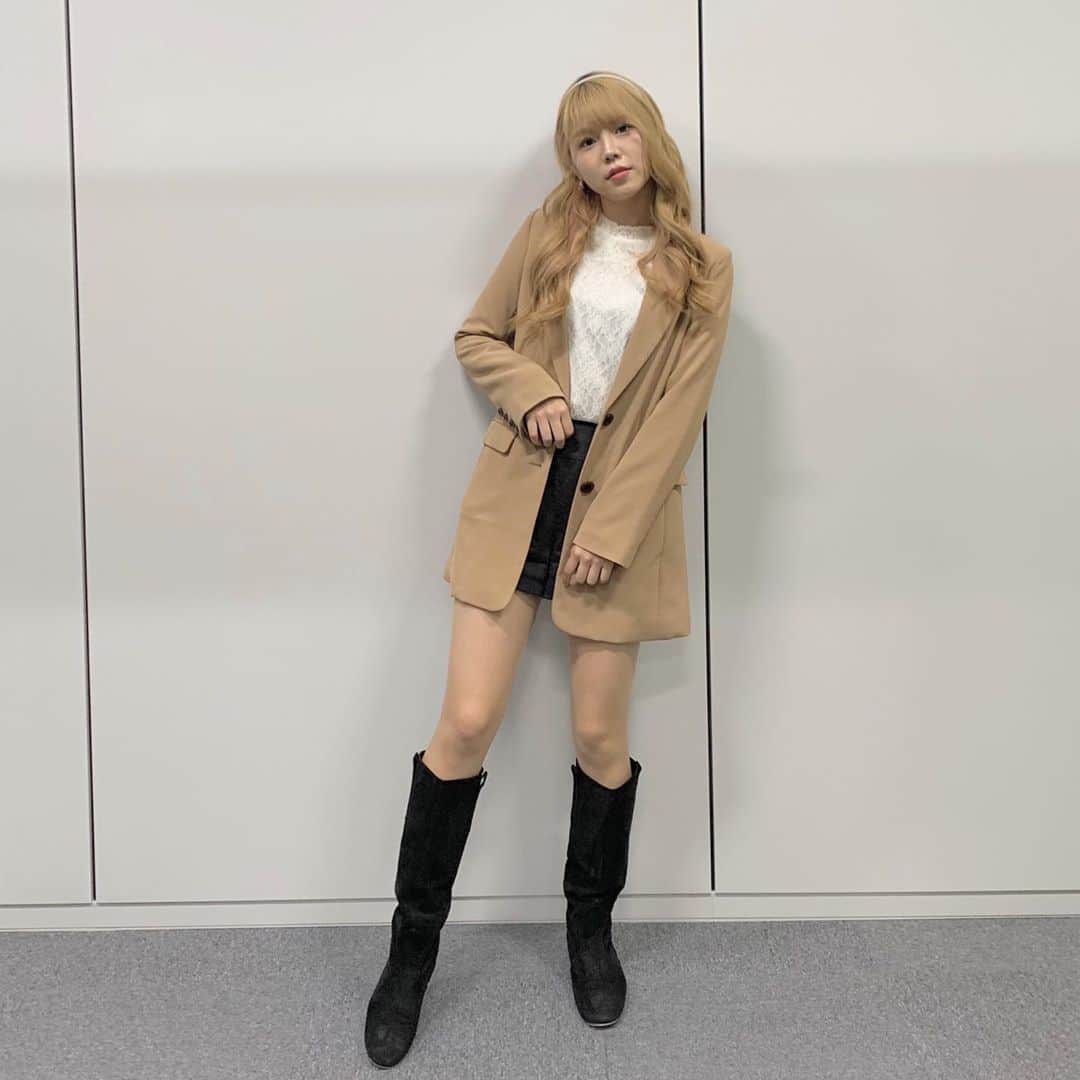 MANA（宮本茉奈）のインスタグラム：「ブロンド髪に合わせて考える秋コーデ楽しい◡̈♡﻿ ﻿ #今日のまなぼう﻿ #私服﻿ ﻿ #jacket﻿ #tops﻿ #bottom﻿ #boots﻿ #全部 #何年も前に買ったやつ﻿ #買ったとこ覚えてなくてごめん﻿ ﻿ #ジャケットコーデ #ジャケット #jacketstyle #jacketfashion #jackets #プチプラコーデ #秋コーデ2020 #秋コーデ #細見え #脚長コーデ #脚長効果 #ラテコーデ」