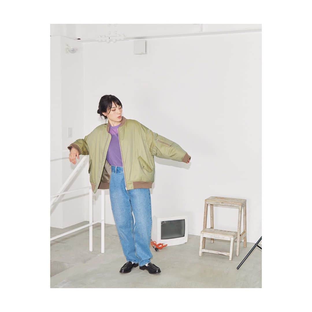 のインスタグラム：「【recommended】  EVO DOWN 3D sleeve MA-1  イタリアThermore社製の高機能中綿《EVO  DOWN》を使用したMA-1。  ゆったりしたサイズ感と肘下の切替で立体的なシルエットを出した袖がポイント。  《EVO  DOWN》とはダウンと同レベルのボリュームと柔らかい手触りを実現した保温性の高い高機能中綿素材です。  本格的な冬が来る前に。  khaki/black ¥24,800+tax  ____________________________  #iamiinfact #latelierdusavon  @latelier_du_savon_official  @ambidex_store」